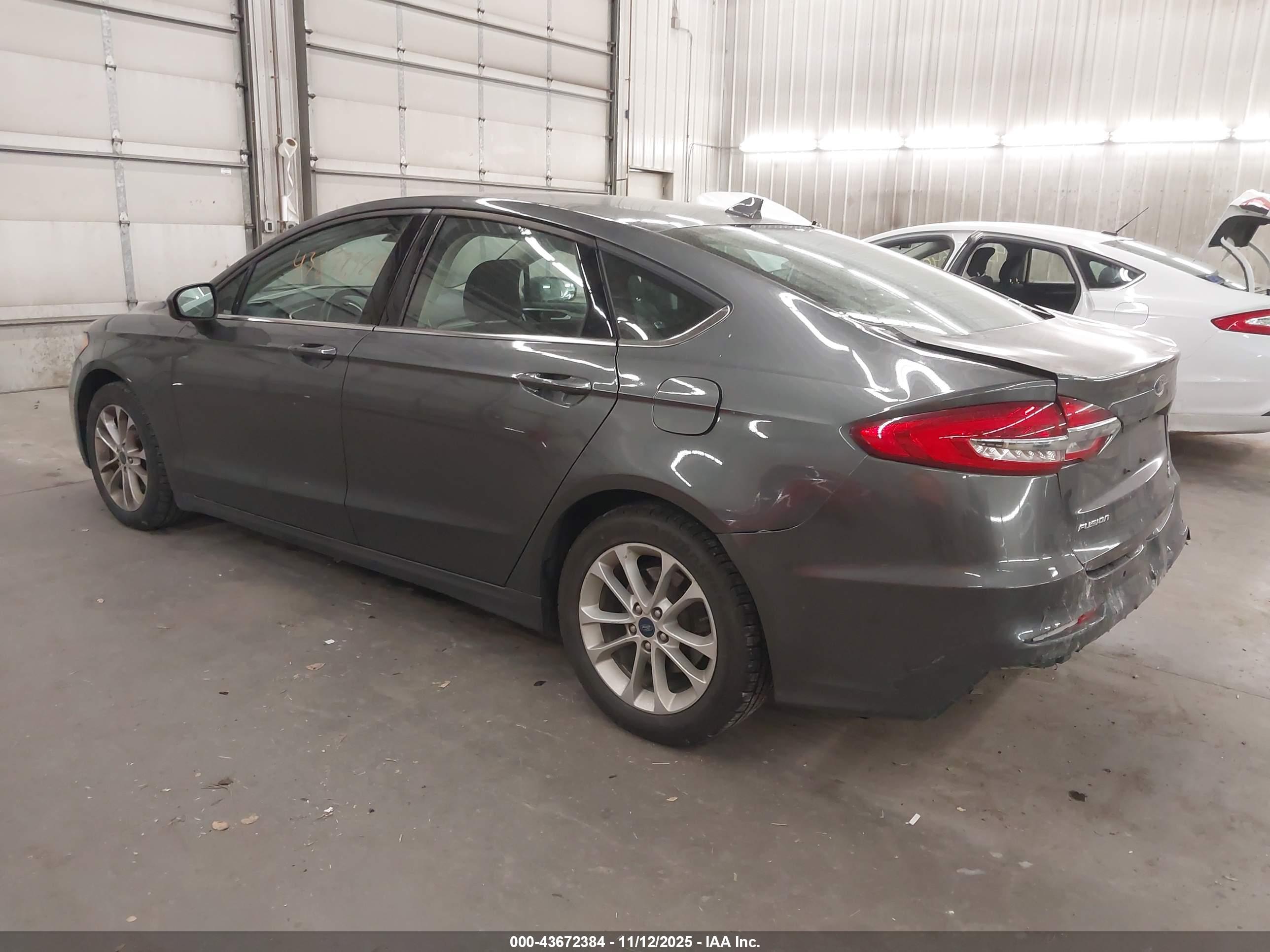 FORD FUSION image 3