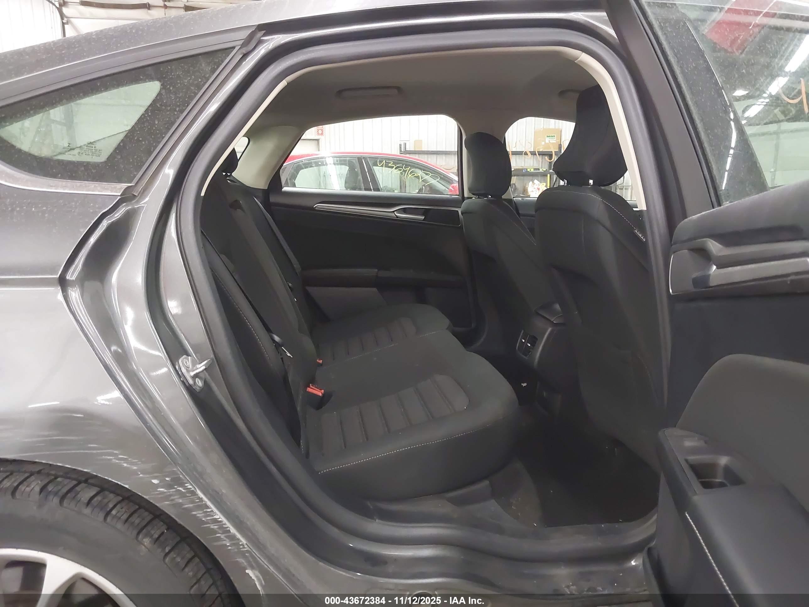 FORD FUSION image 8