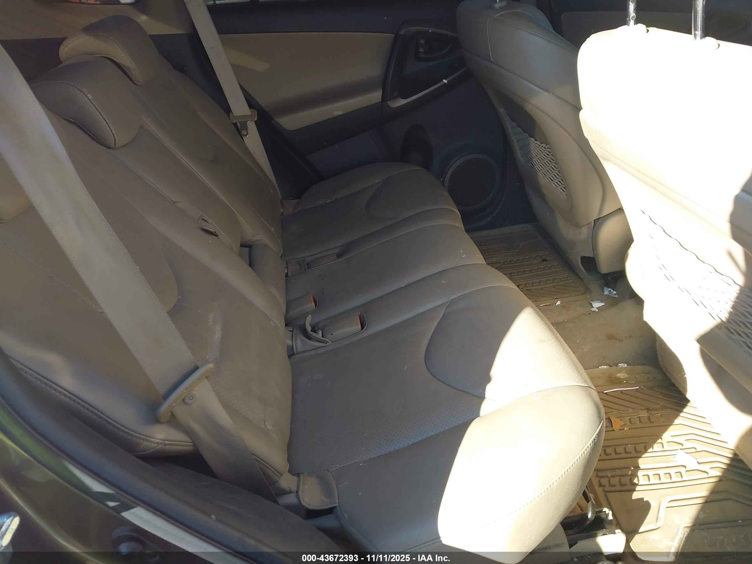 TOYOTA RAV4 image 8