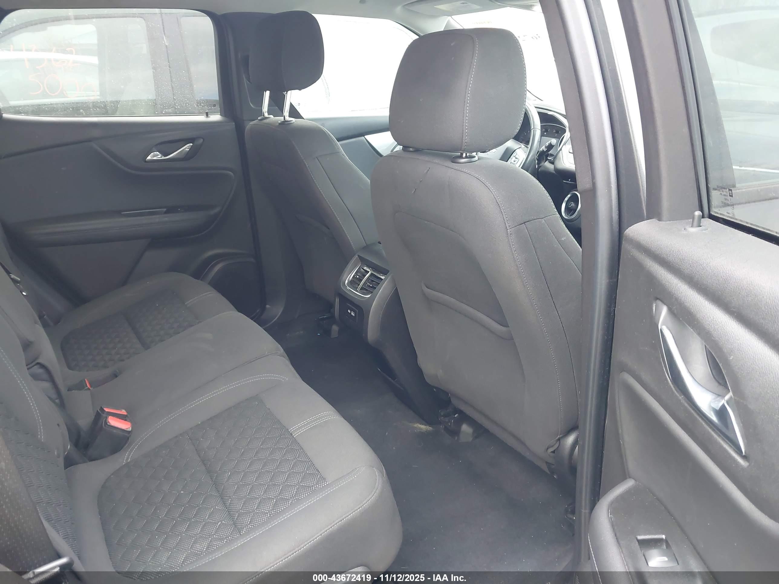 CHEVROLET BLAZER image 8