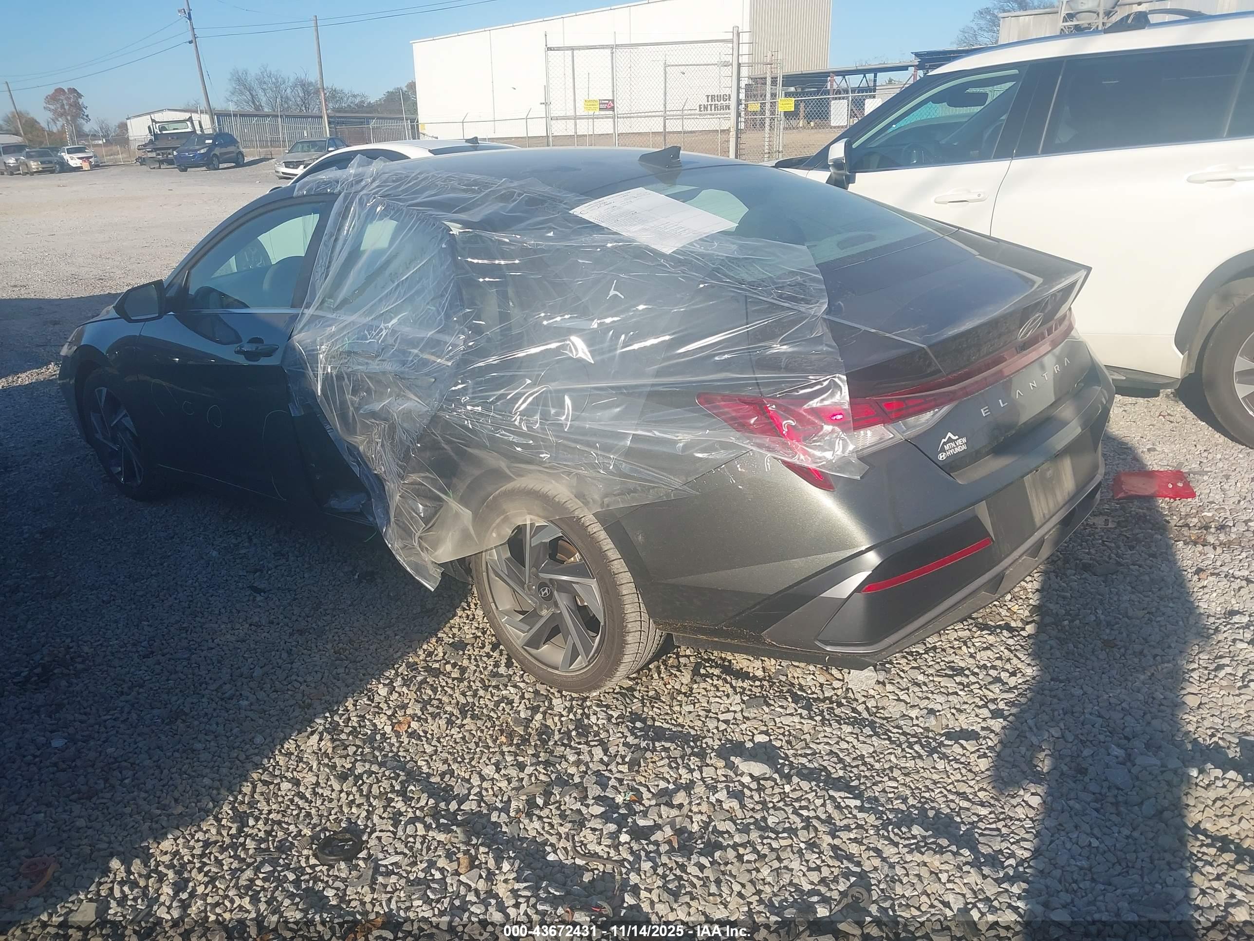 HYUNDAI ELANTRA image 3