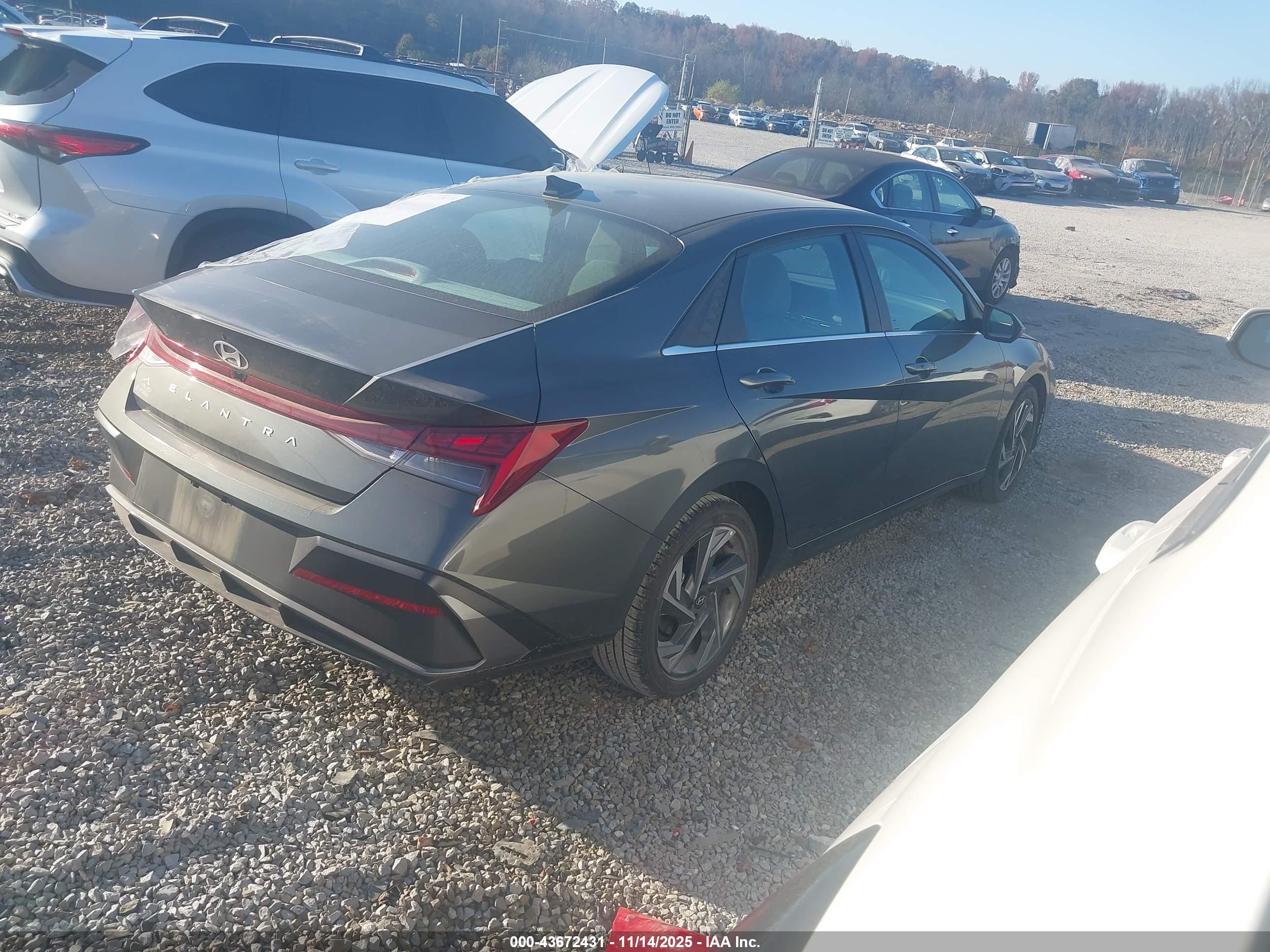 HYUNDAI ELANTRA image 4