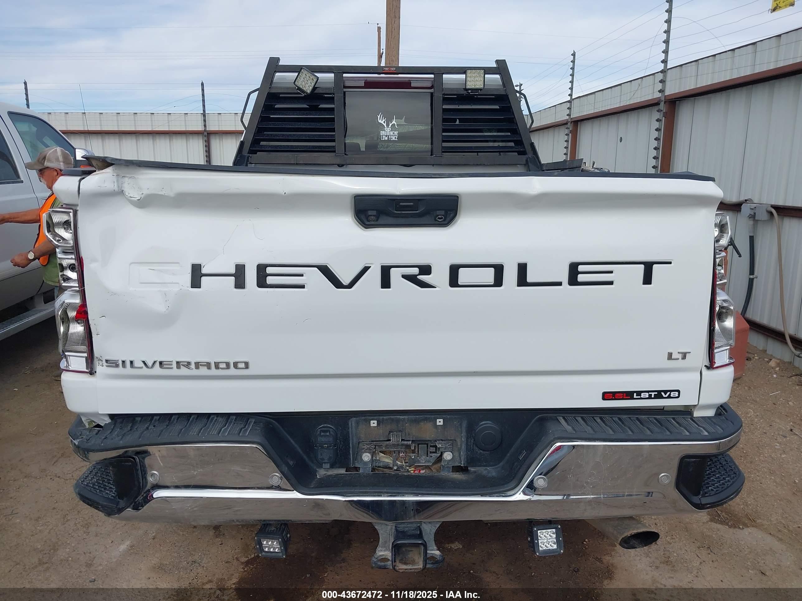 CHEVROLET SILVERADO image 8