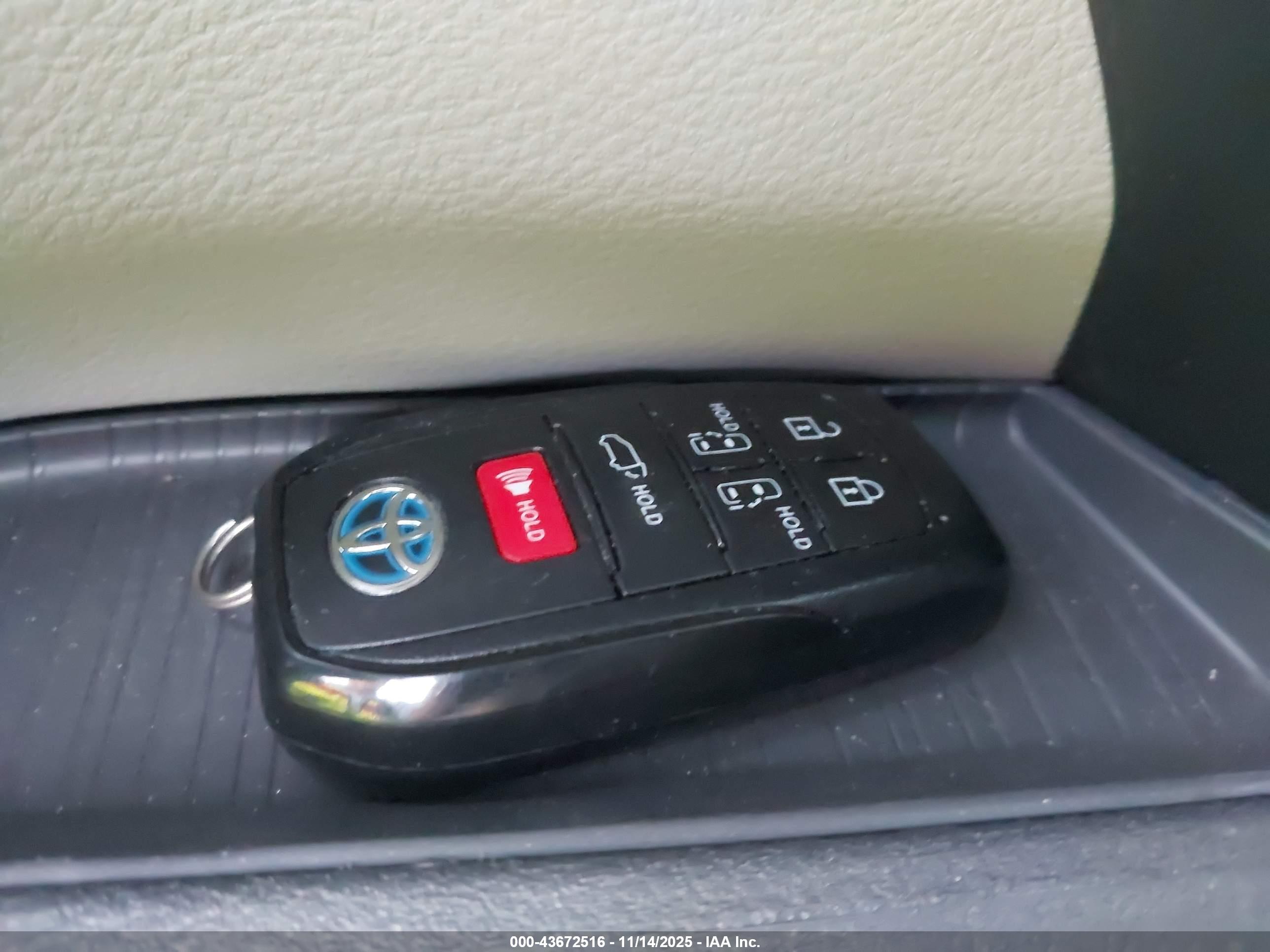 TOYOTA SIENNA image 11