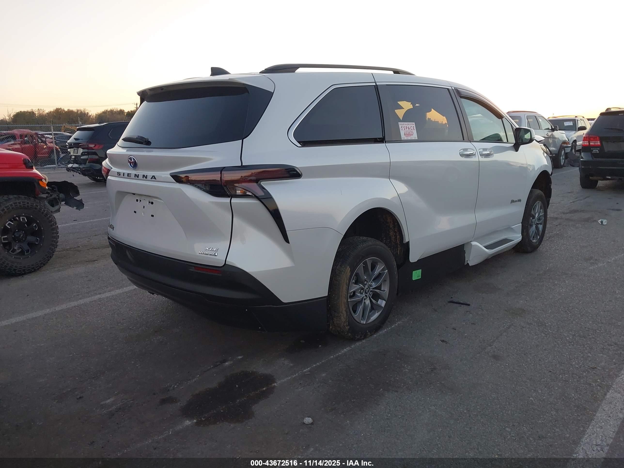 TOYOTA SIENNA image 4