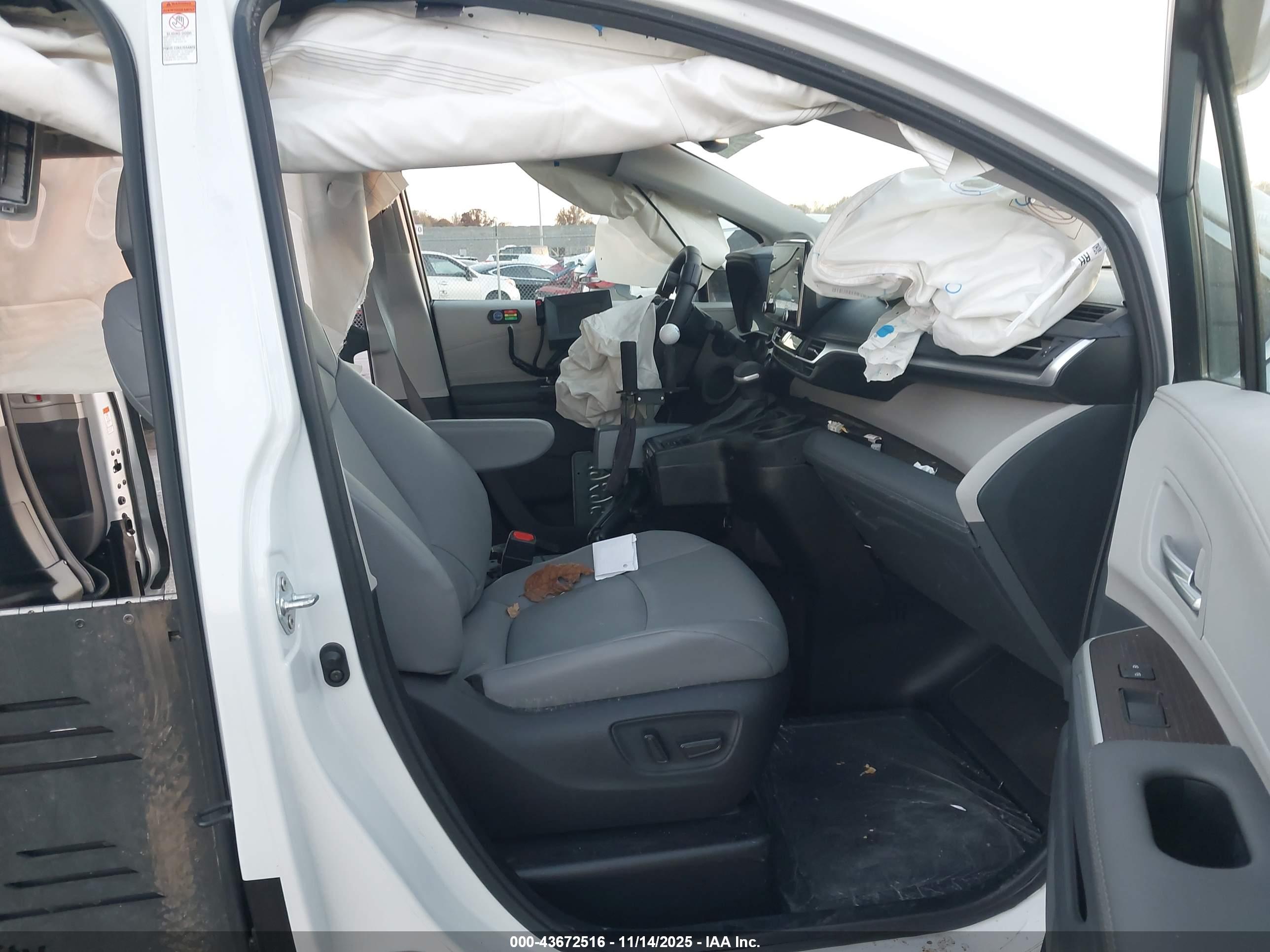 TOYOTA SIENNA image 5