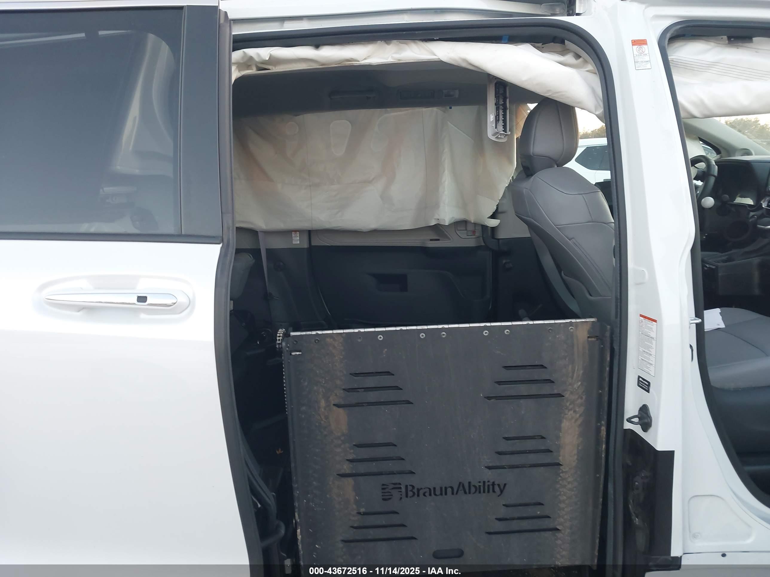 TOYOTA SIENNA image 8