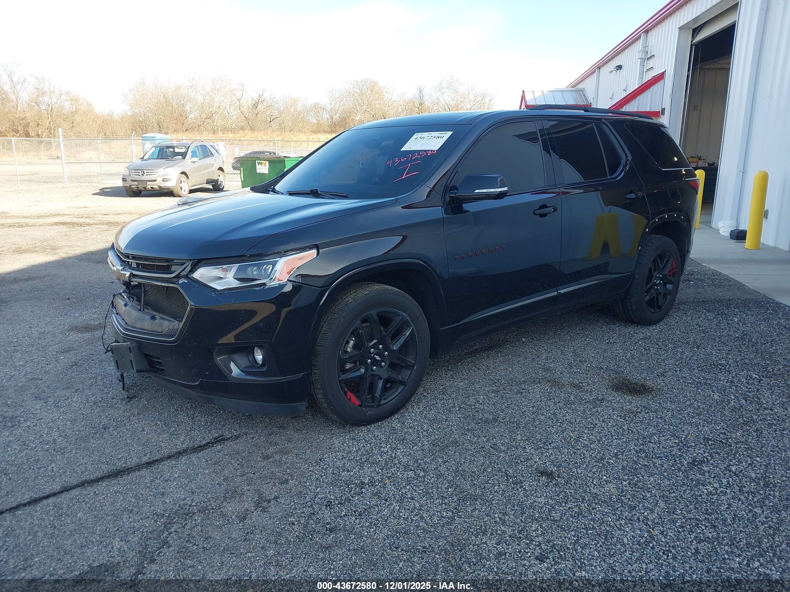 CHEVROLET TRAVERSE image 2