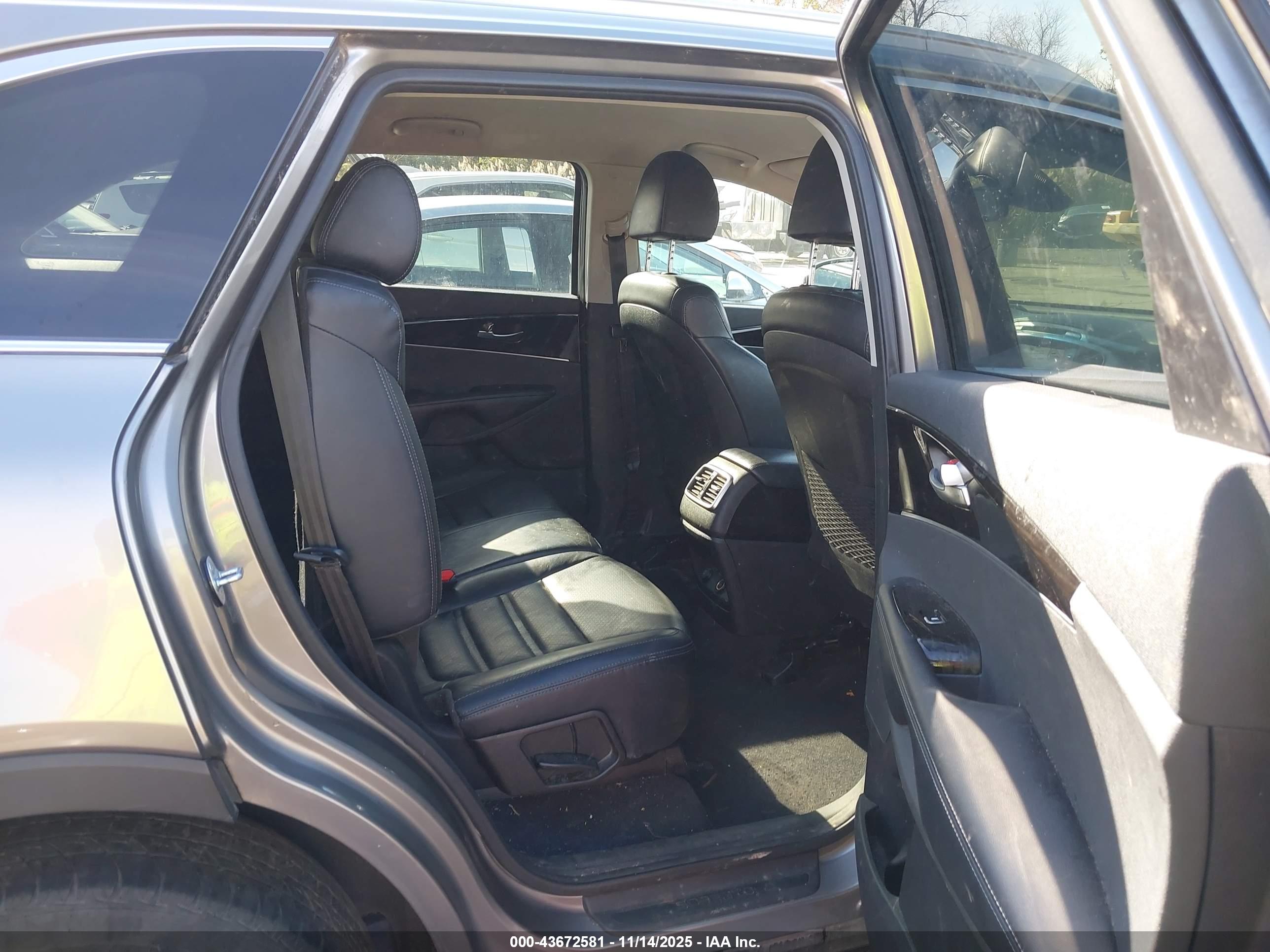 KIA SORENTO image 8