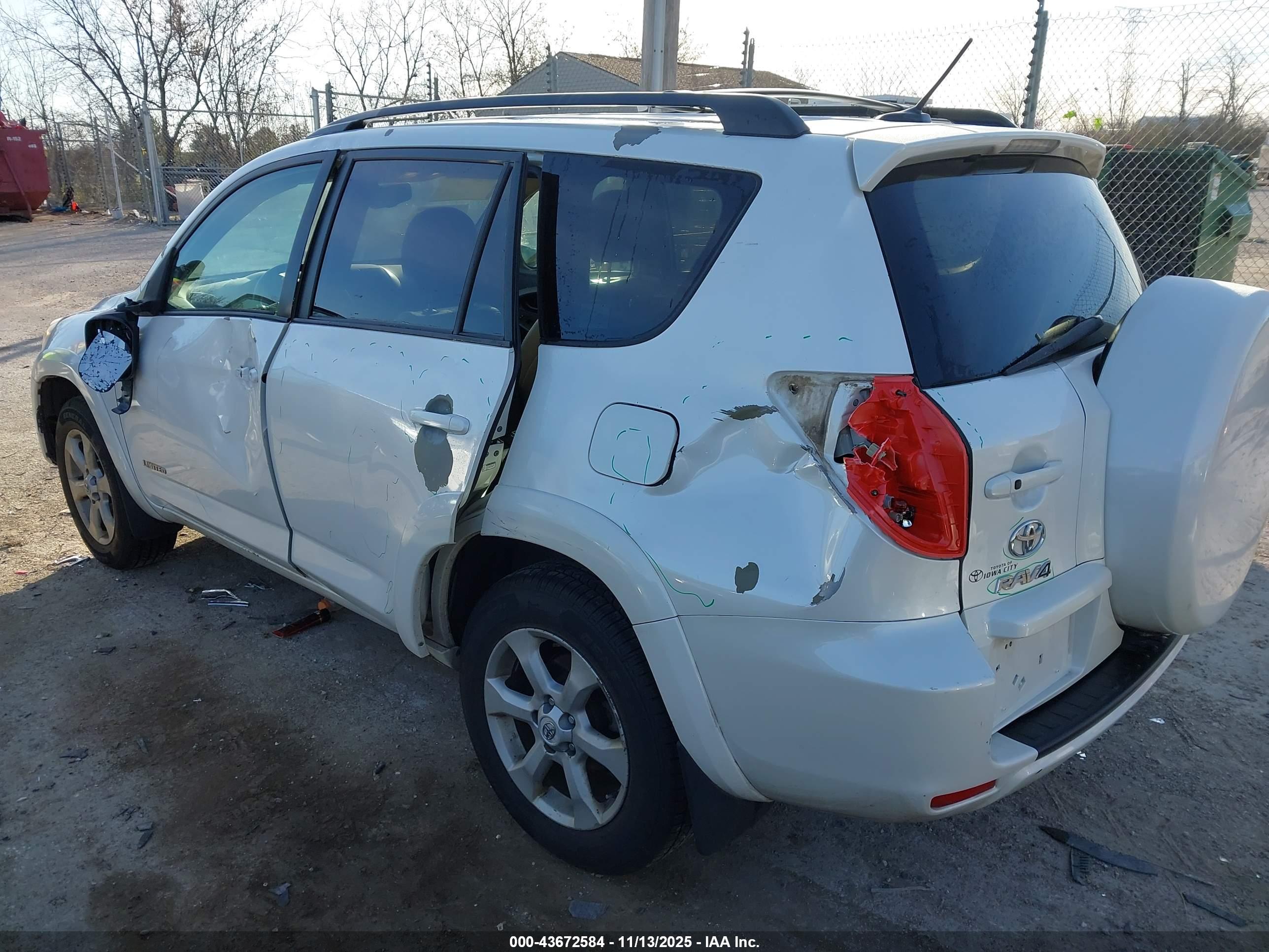 TOYOTA RAV4 image 3