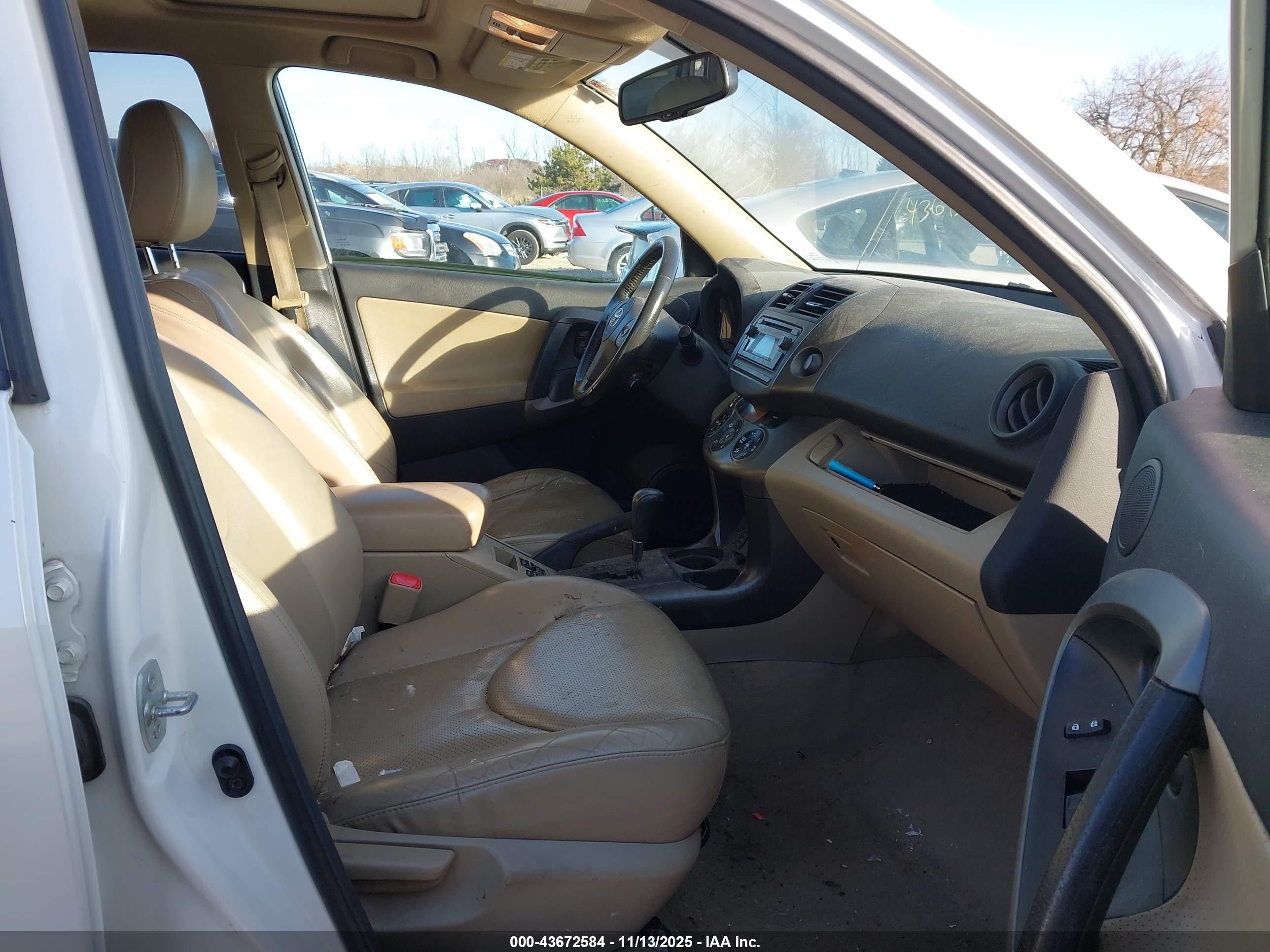 TOYOTA RAV4 image 5