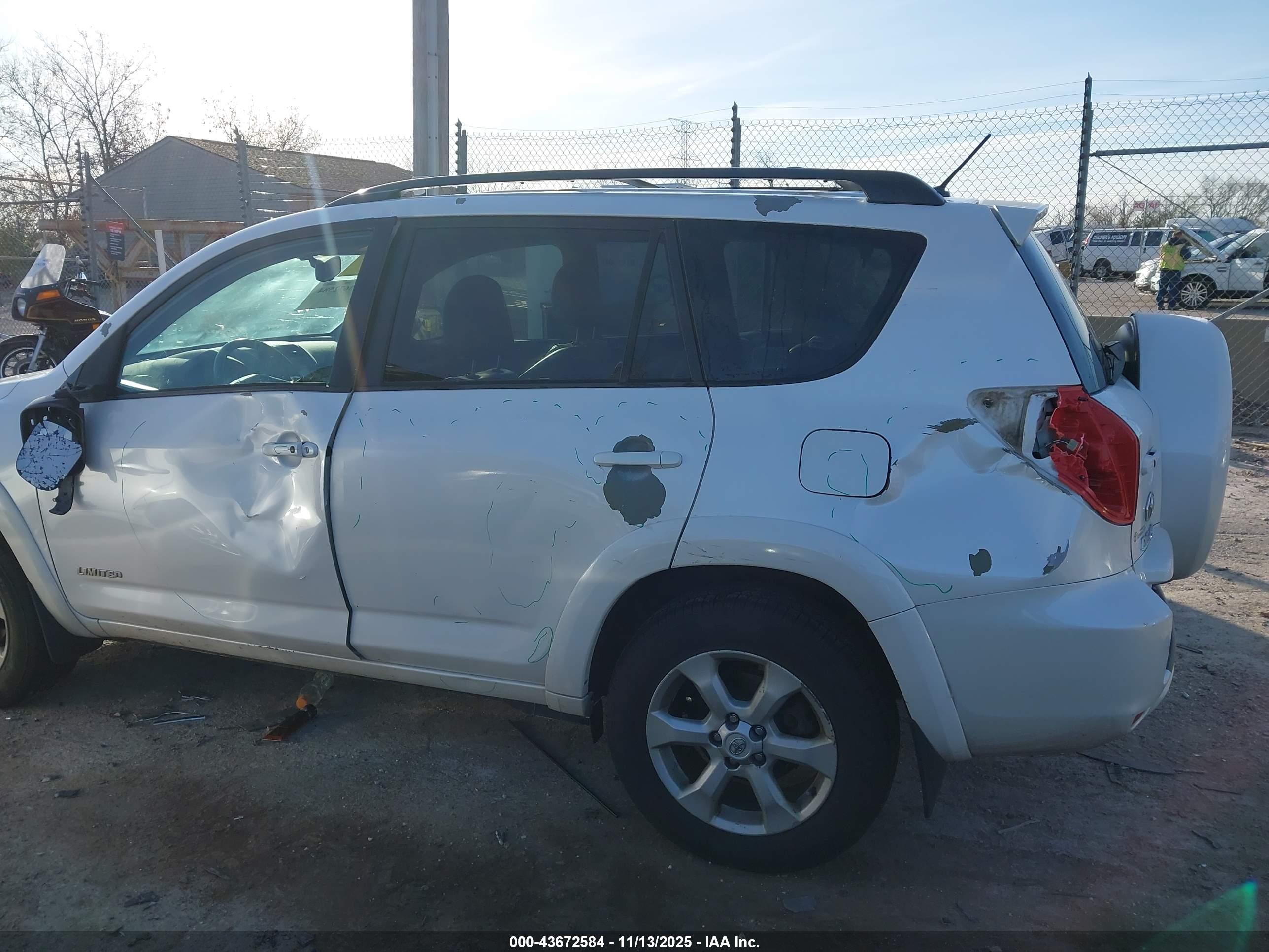TOYOTA RAV4 image 6