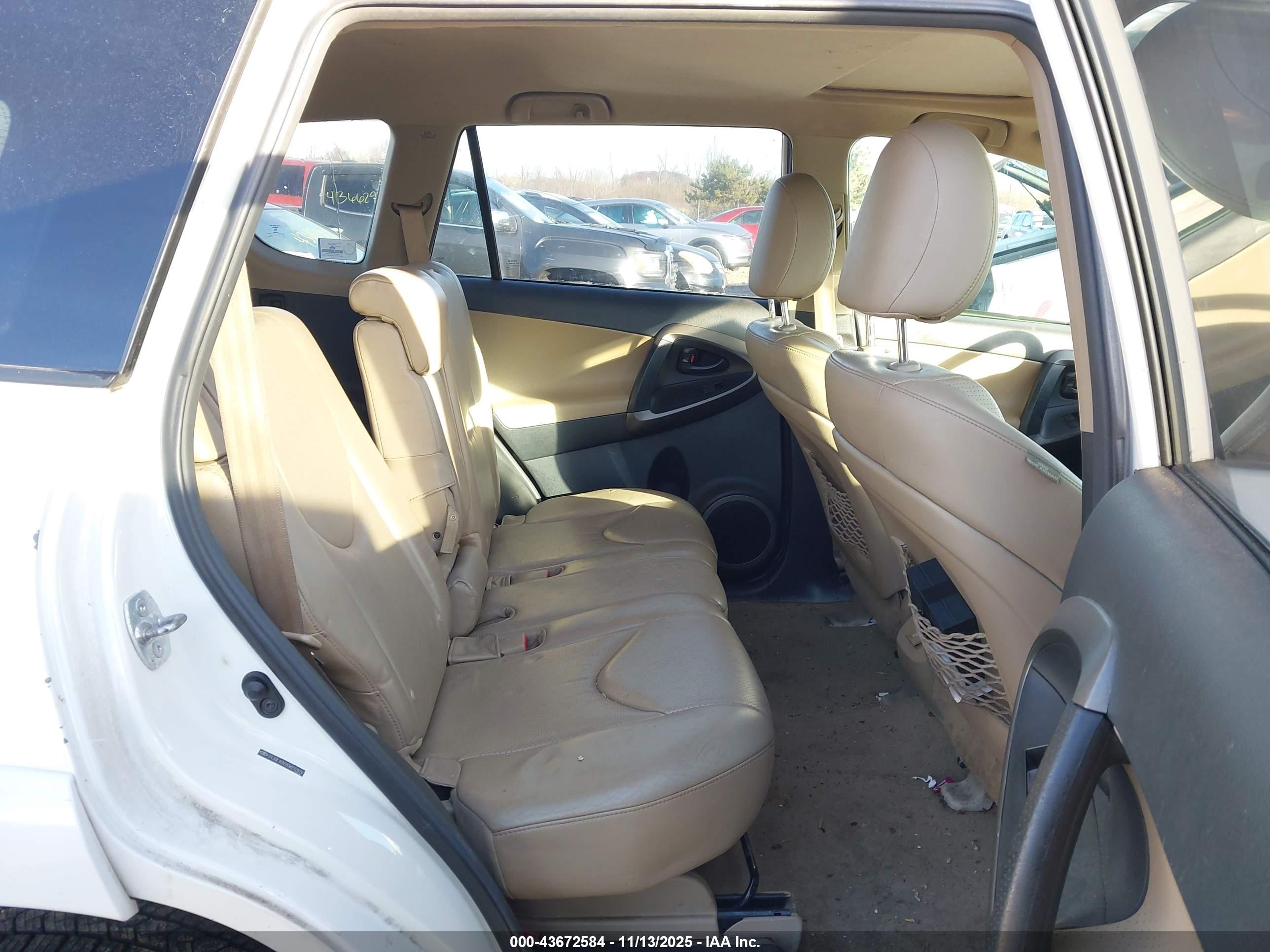 TOYOTA RAV4 image 8