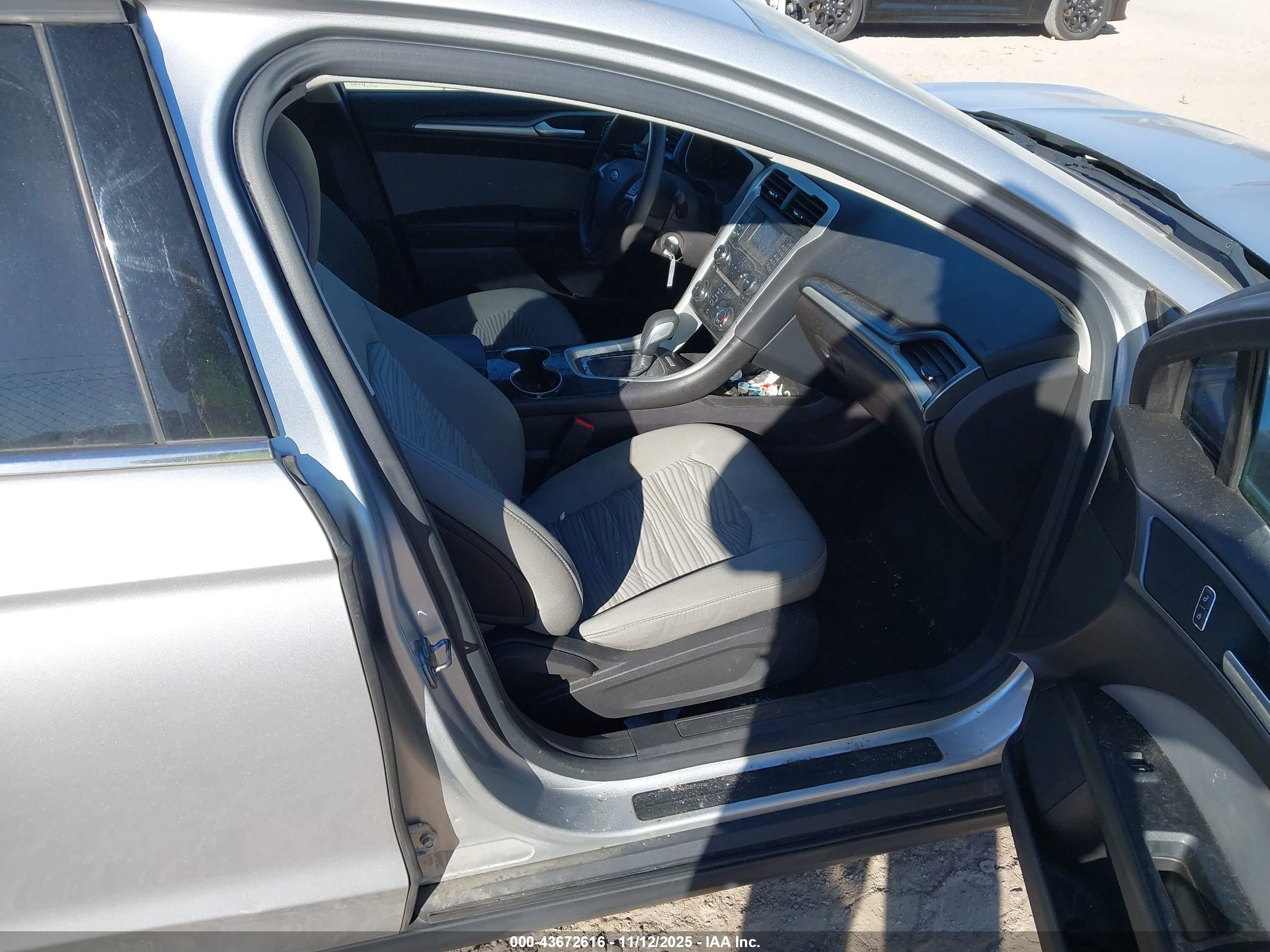 FORD FUSION image 5