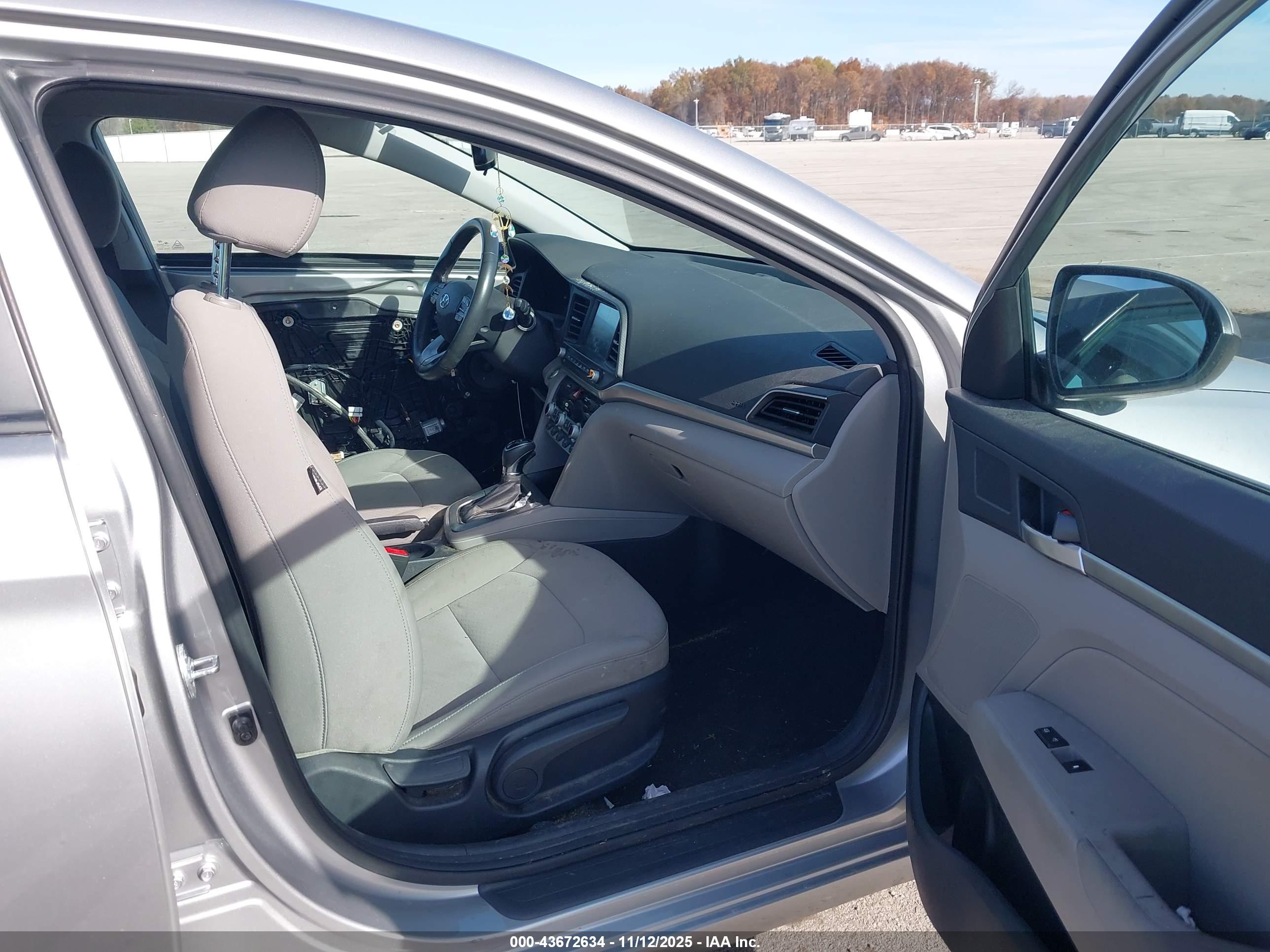 HYUNDAI ELANTRA image 5