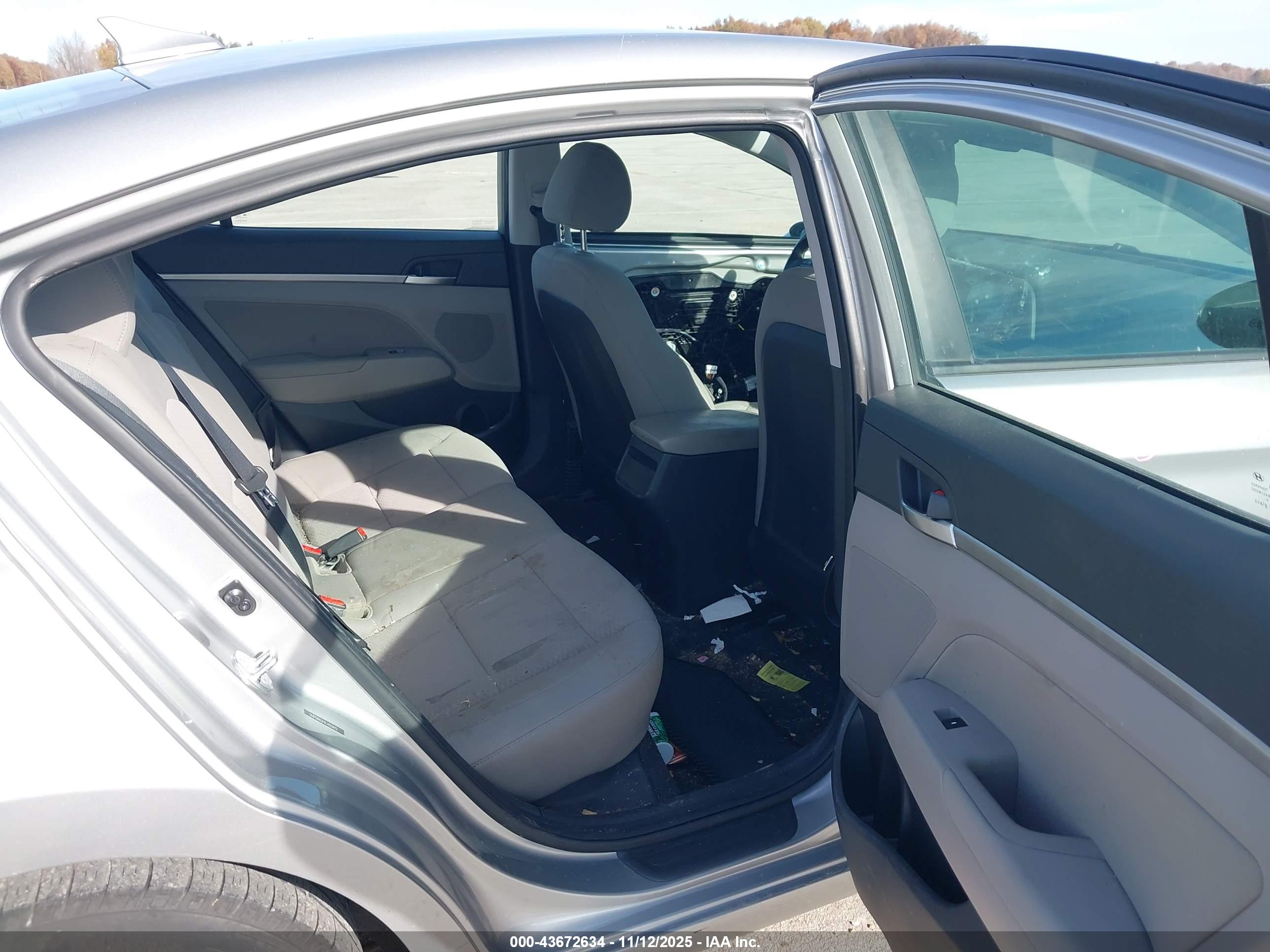 HYUNDAI ELANTRA image 8