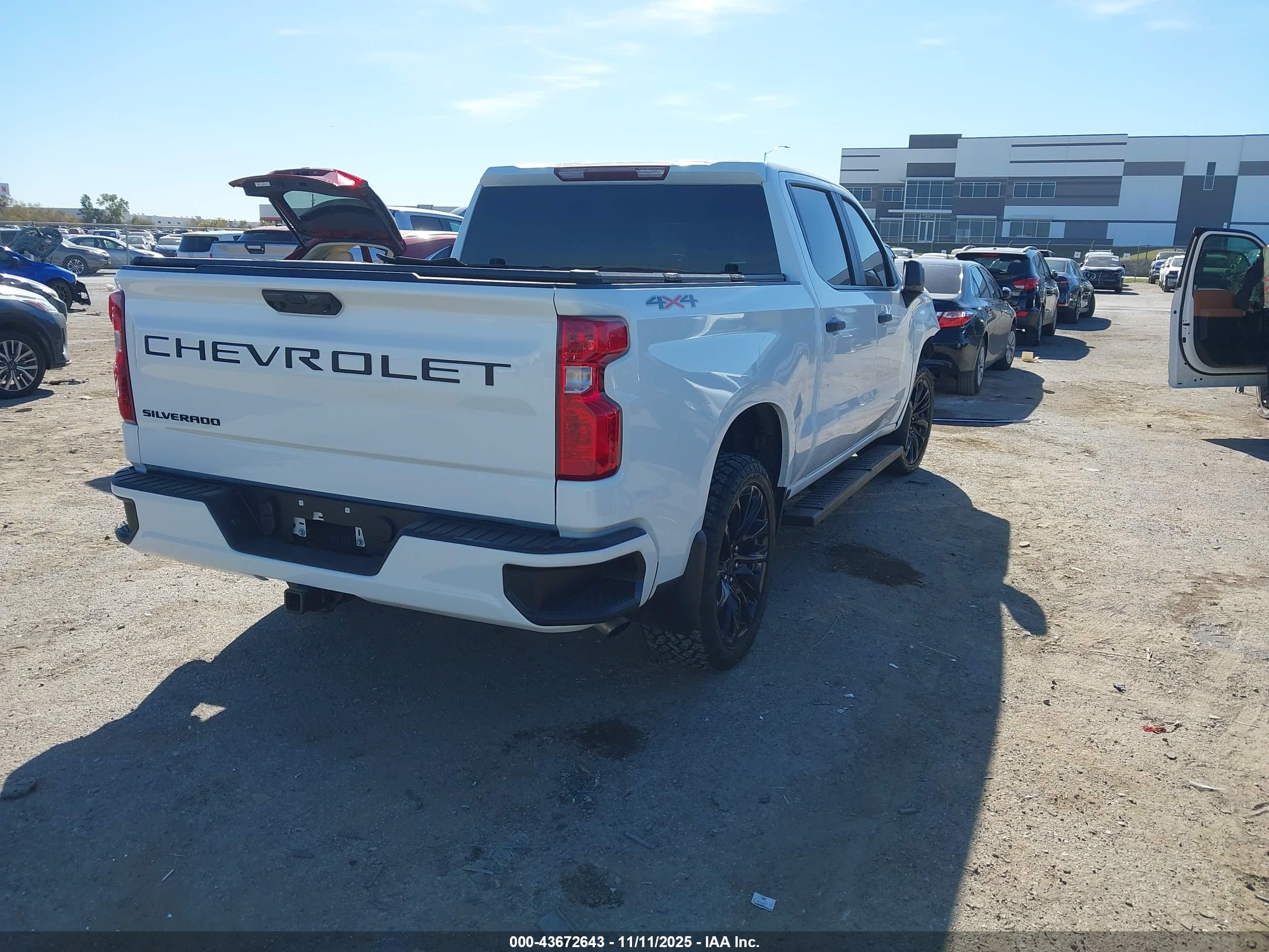CHEVROLET SILVERADO image 4
