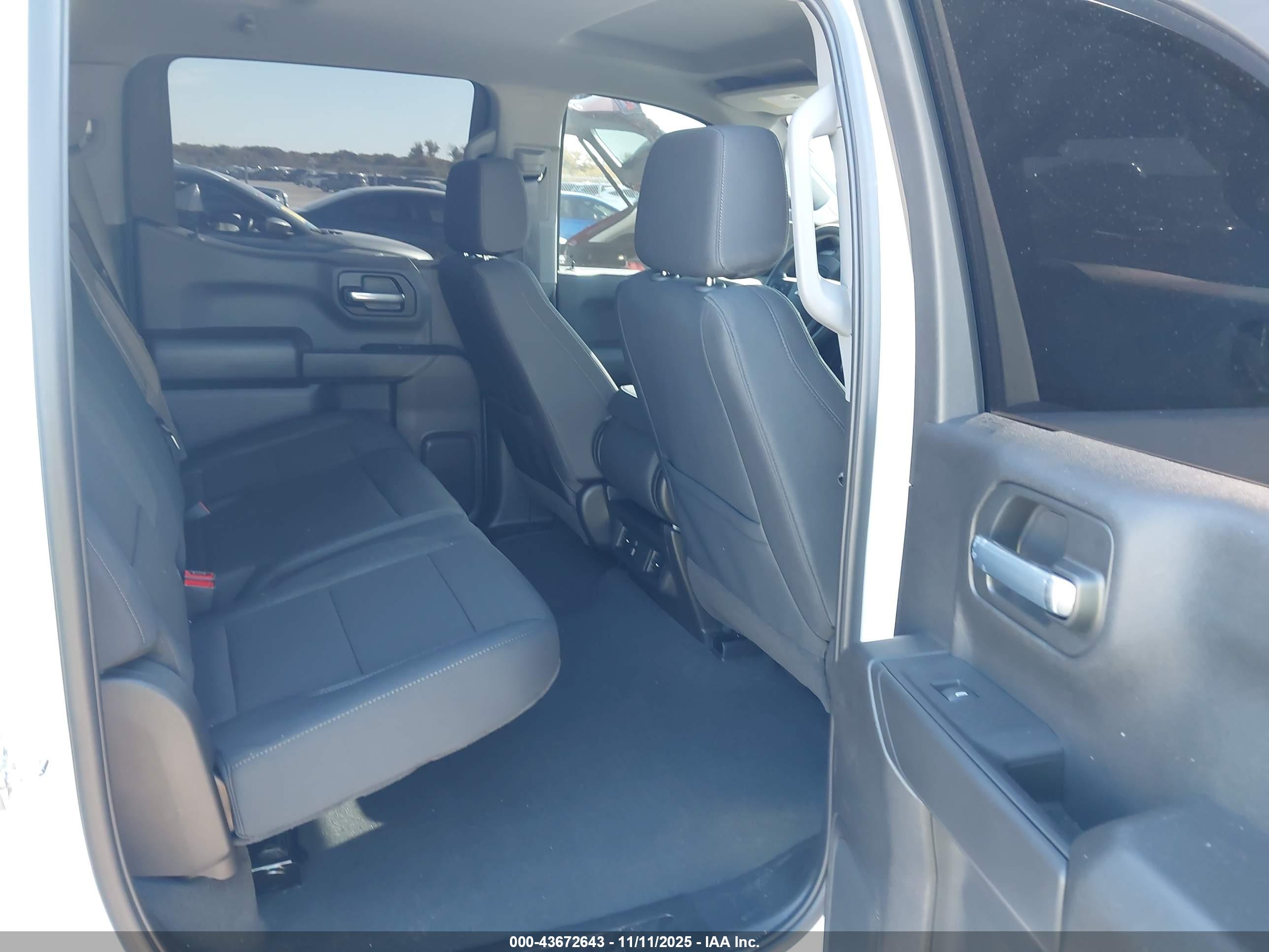 CHEVROLET SILVERADO image 8