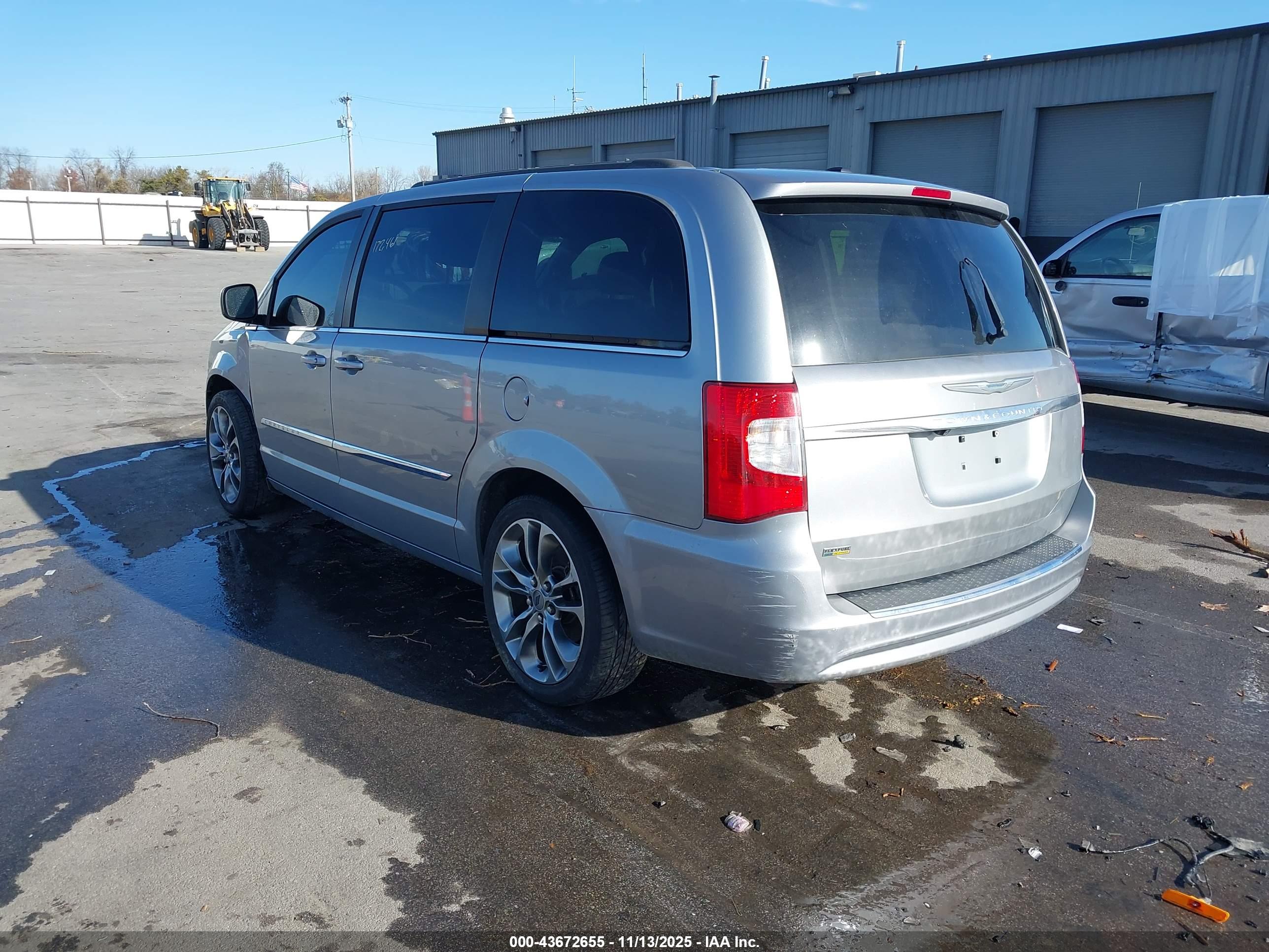 CHRYSLER TOWN image 3
