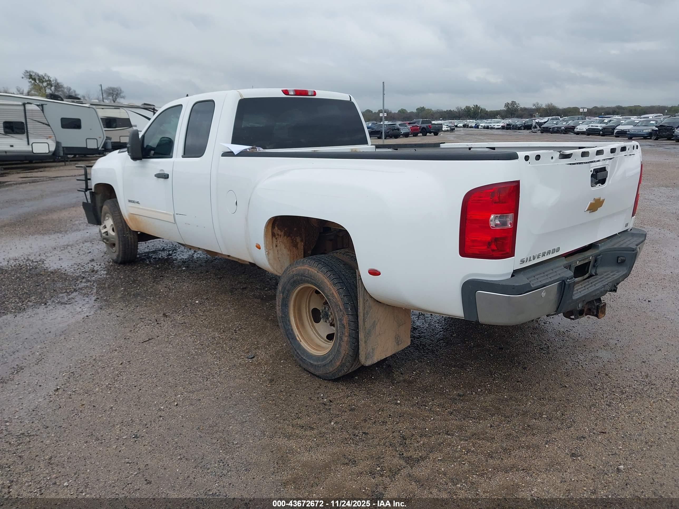 CHEVROLET SILVERADO image 3