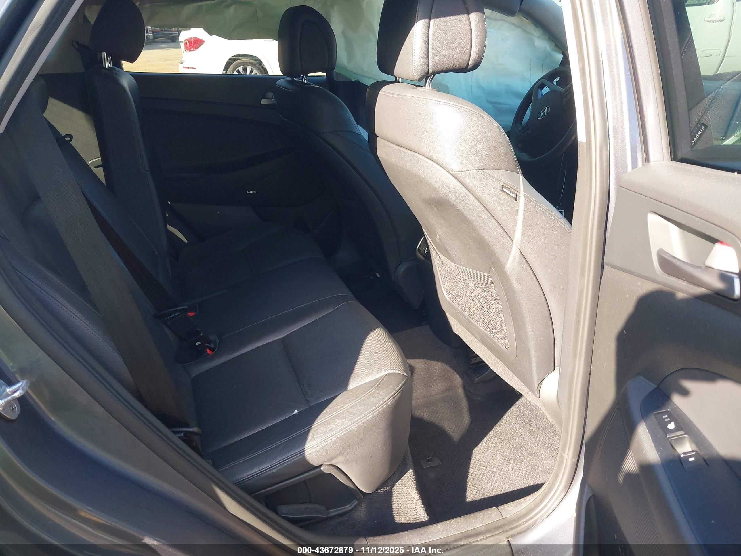 HYUNDAI TUCSON image 8