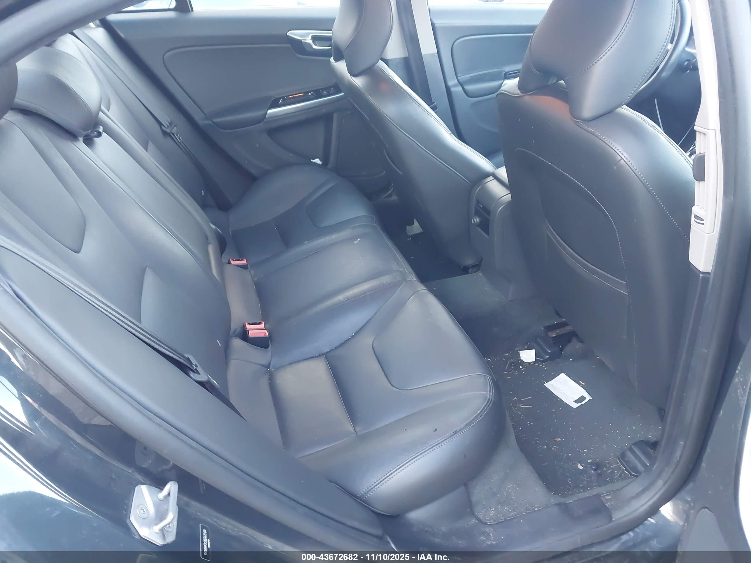VOLVO S60 image 8