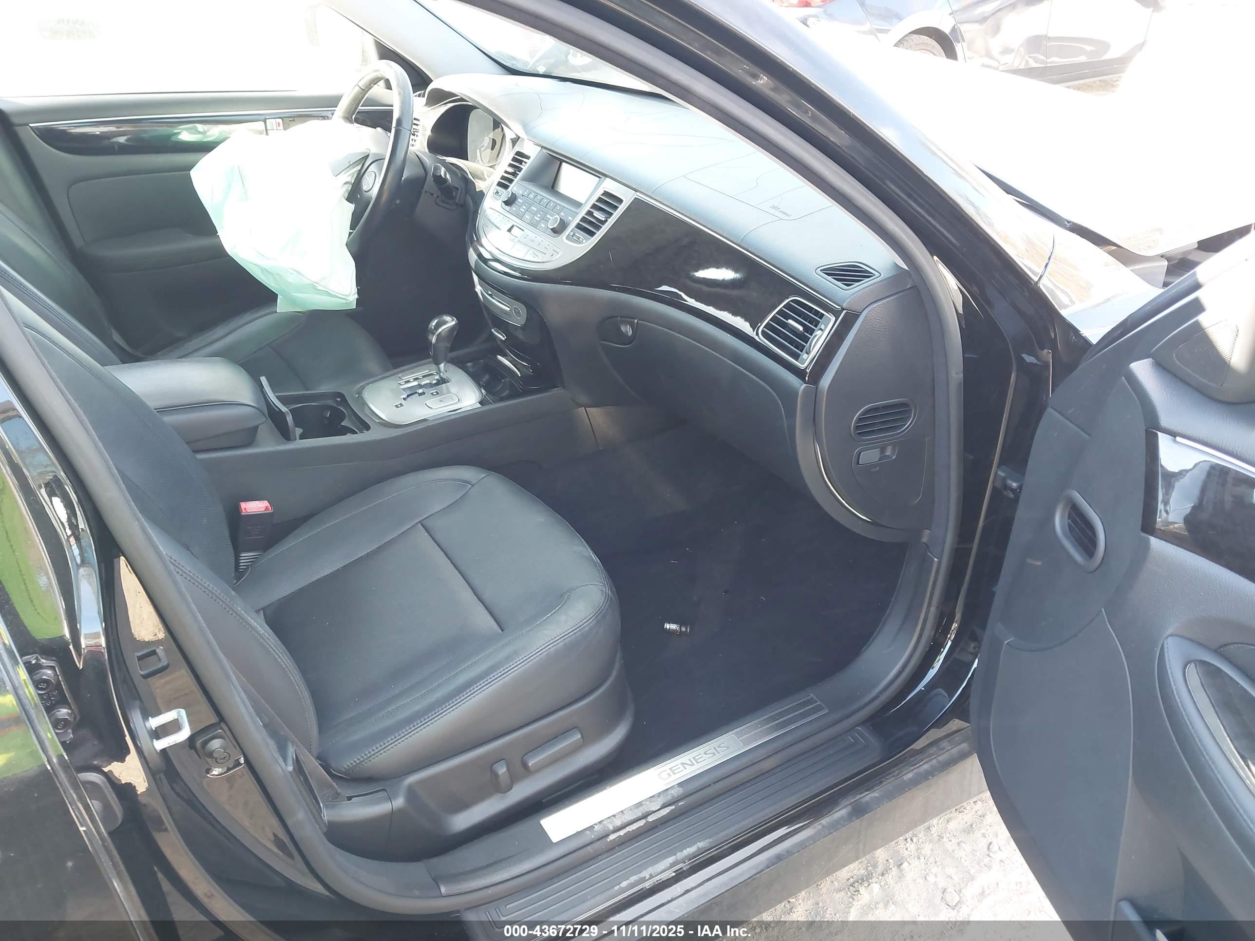 HYUNDAI GENESIS image 5