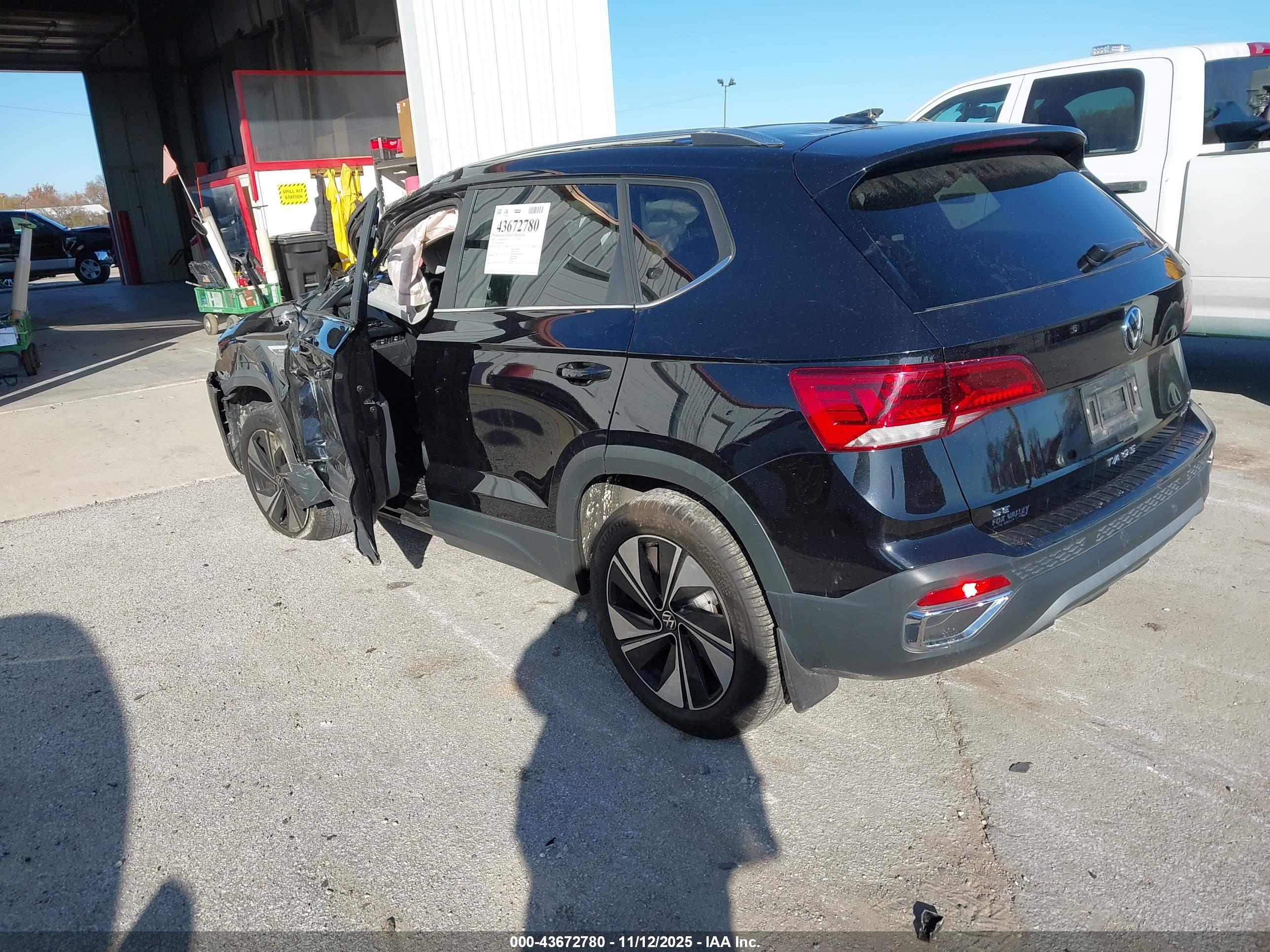 VOLKSWAGEN TAOS image 3