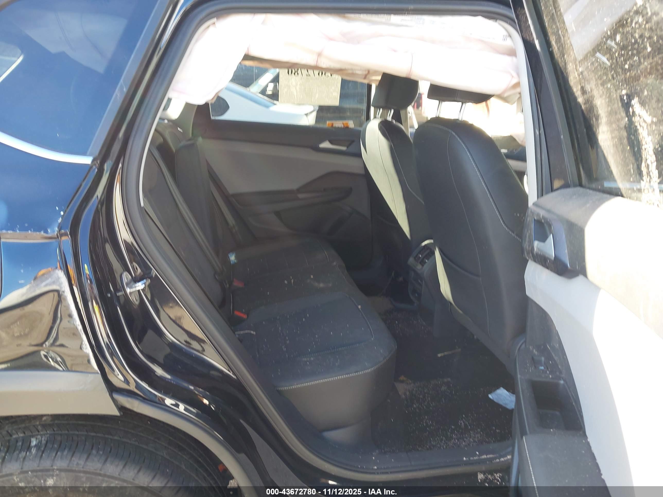 VOLKSWAGEN TAOS image 8