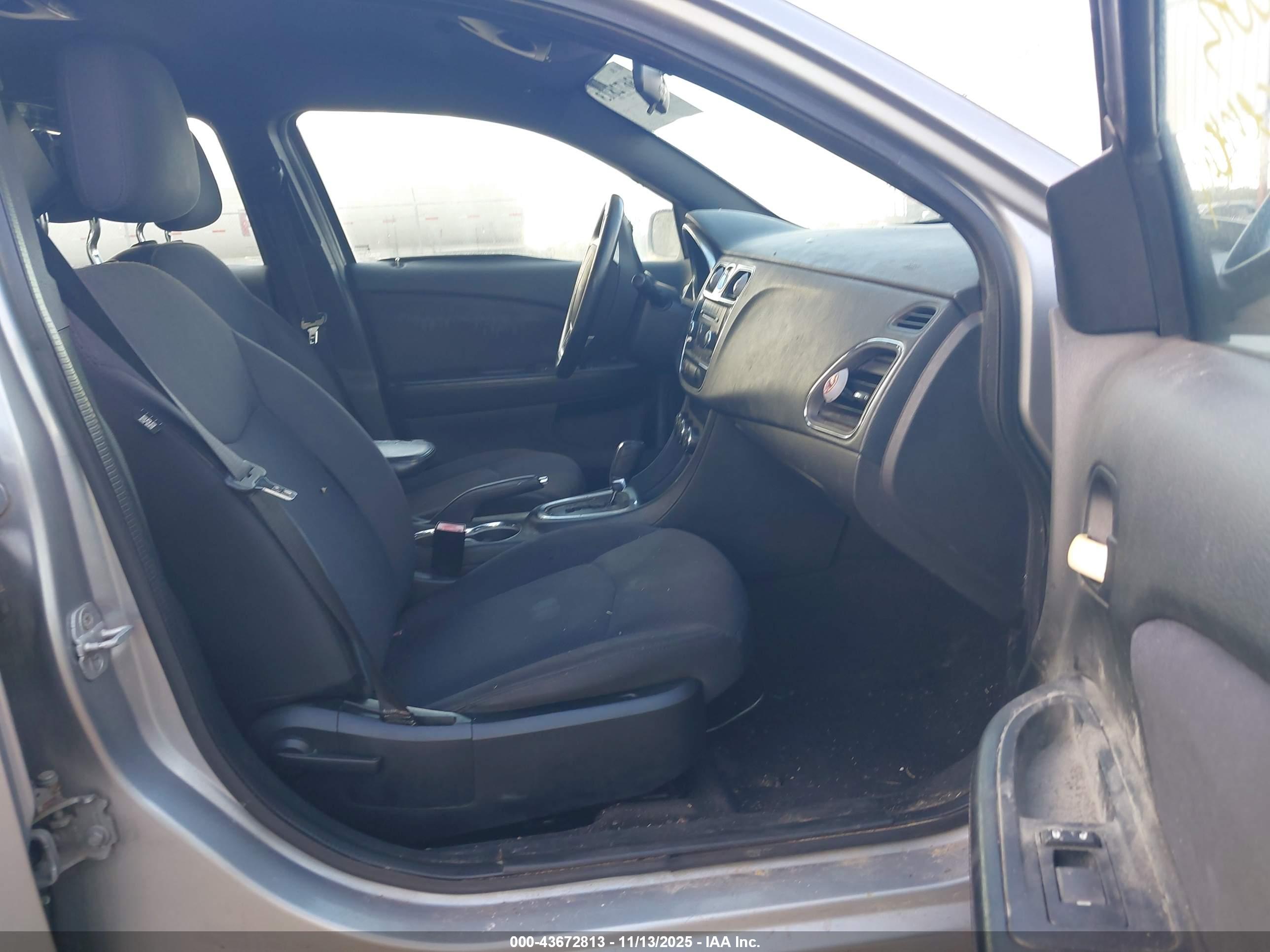 CHRYSLER 200 image 5