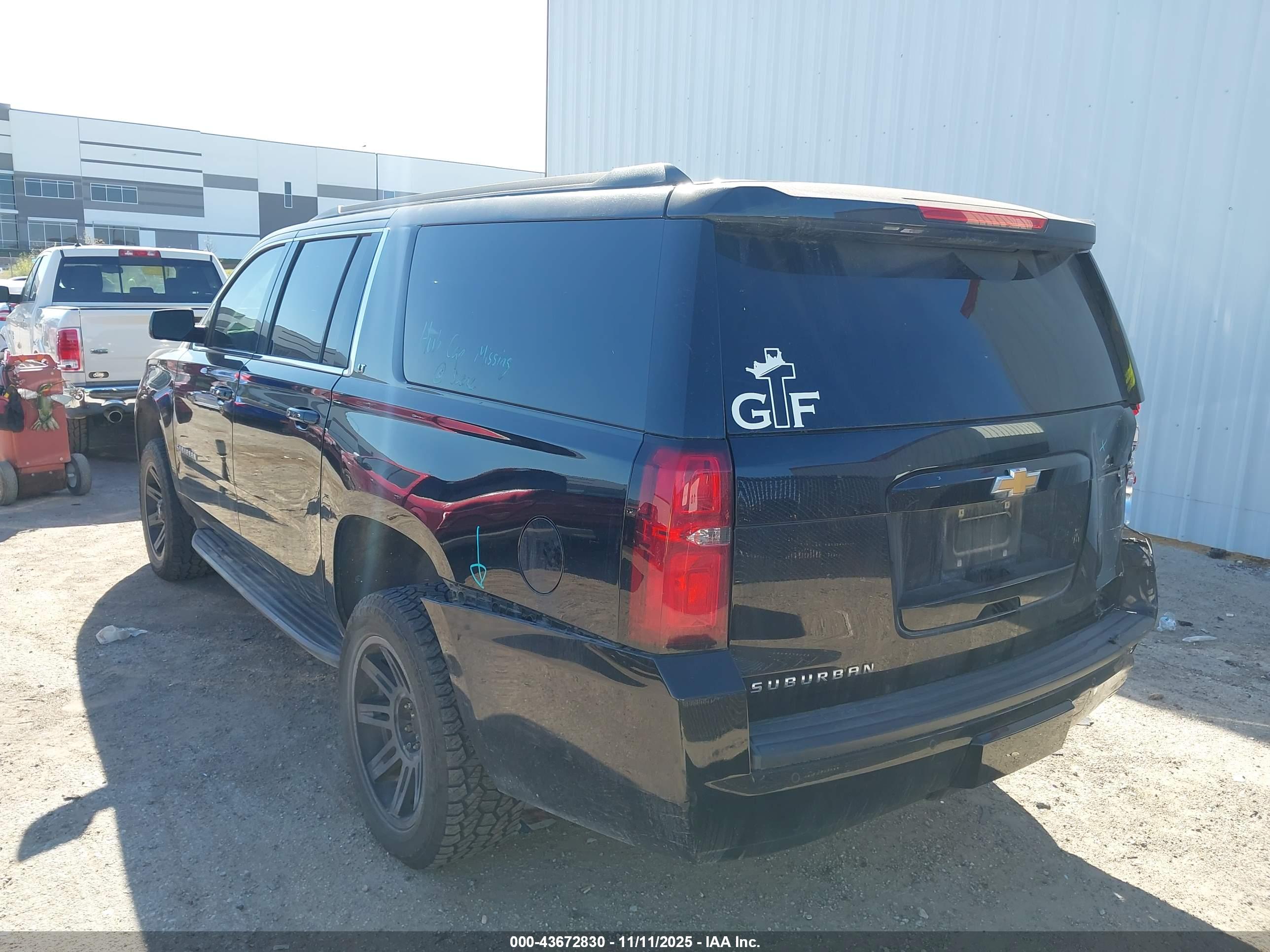 CHEVROLET SUBURBAN image 3