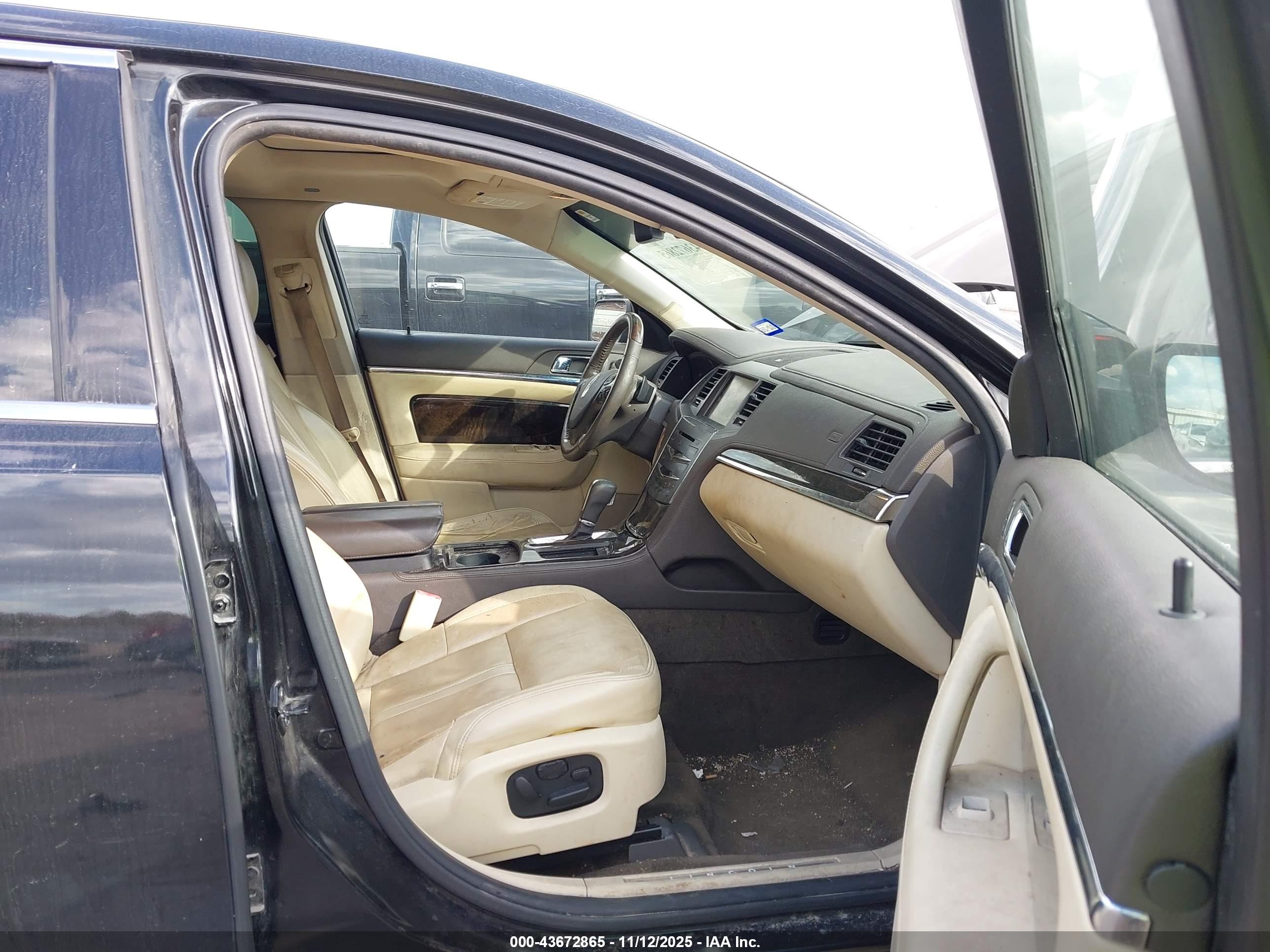 LINCOLN MKS image 5