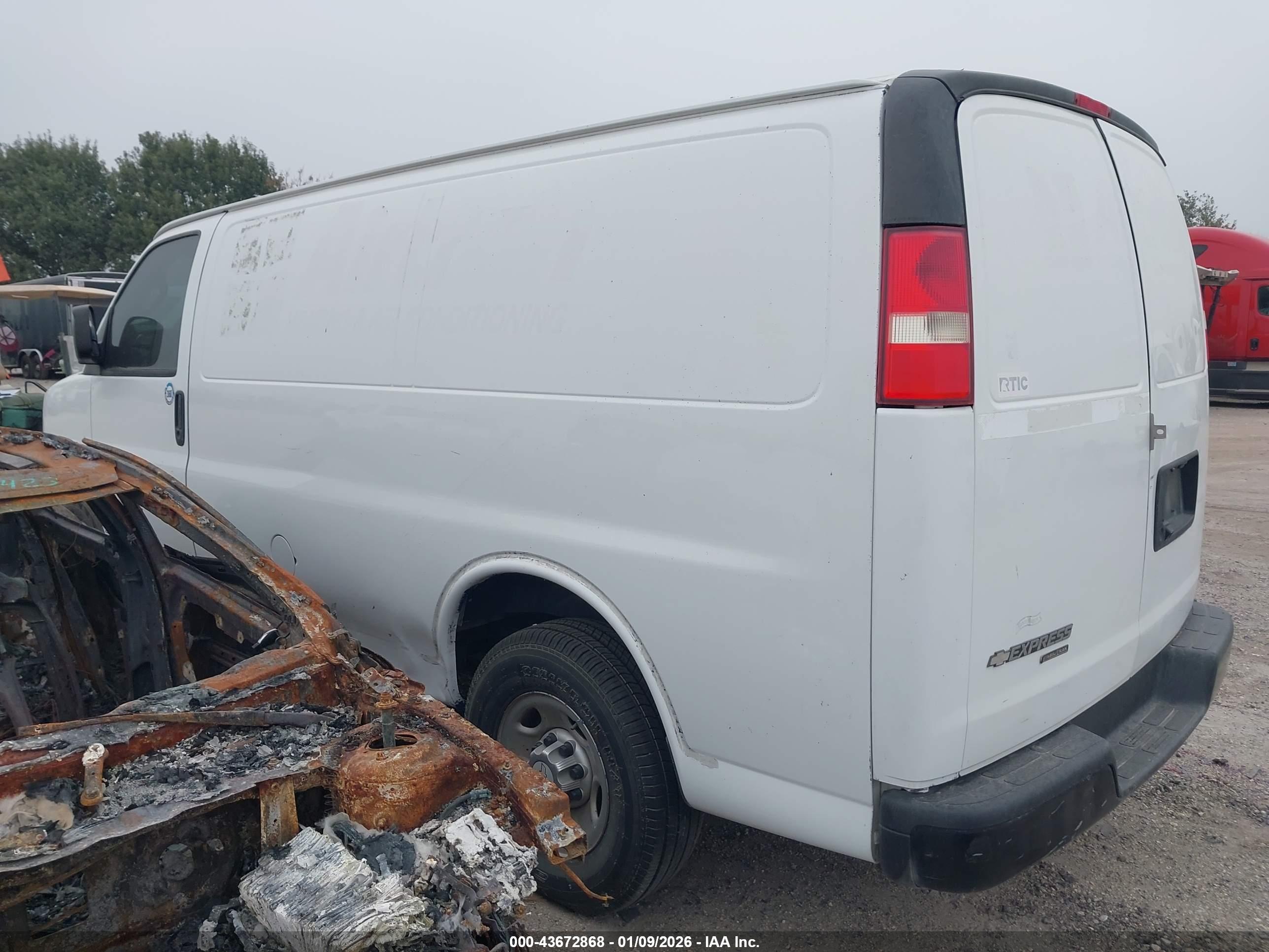 CHEVROLET EXPRESS image 3