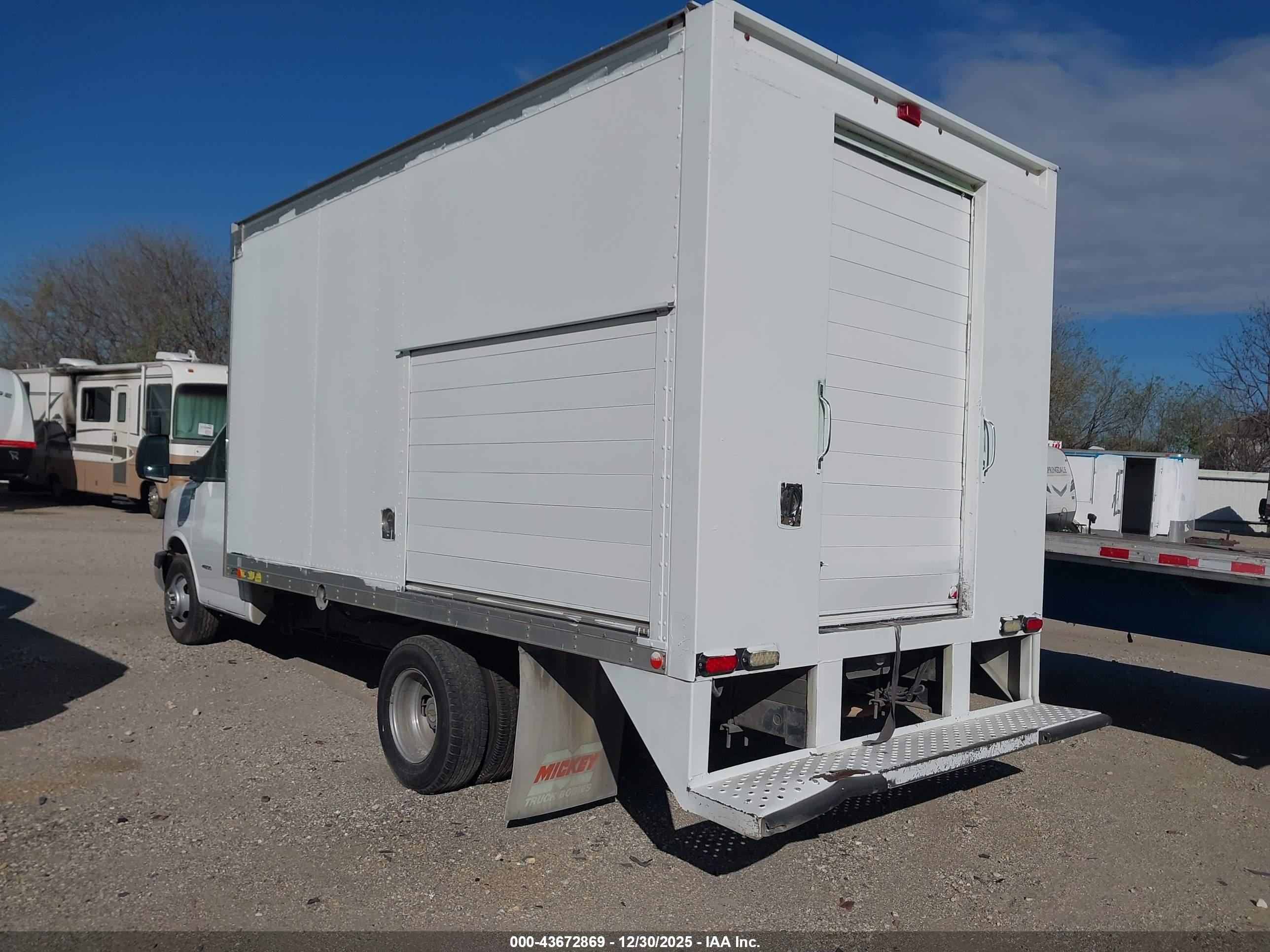 CHEVROLET EXPRESS image 3