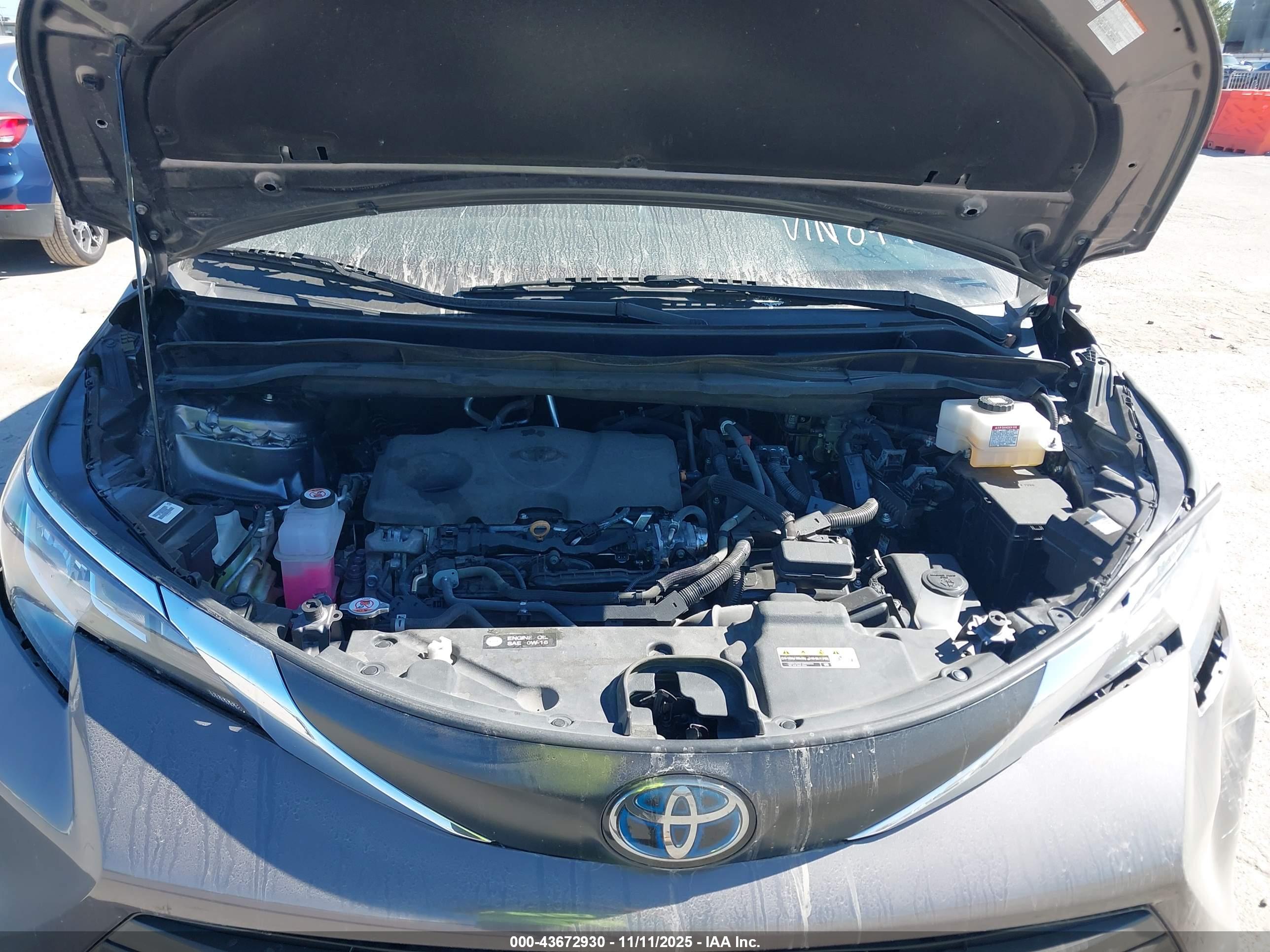 TOYOTA SIENNA image 10