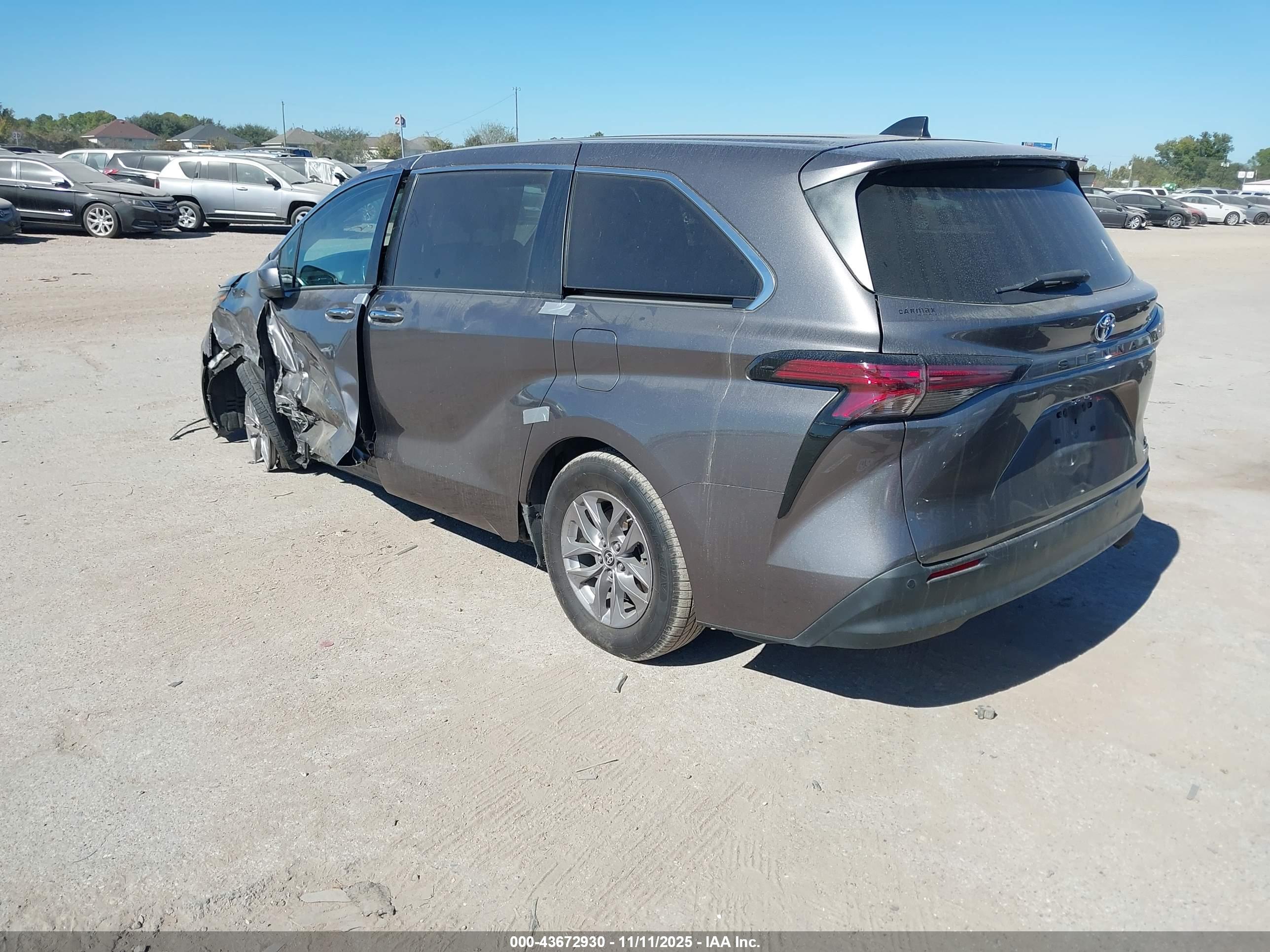 TOYOTA SIENNA image 3