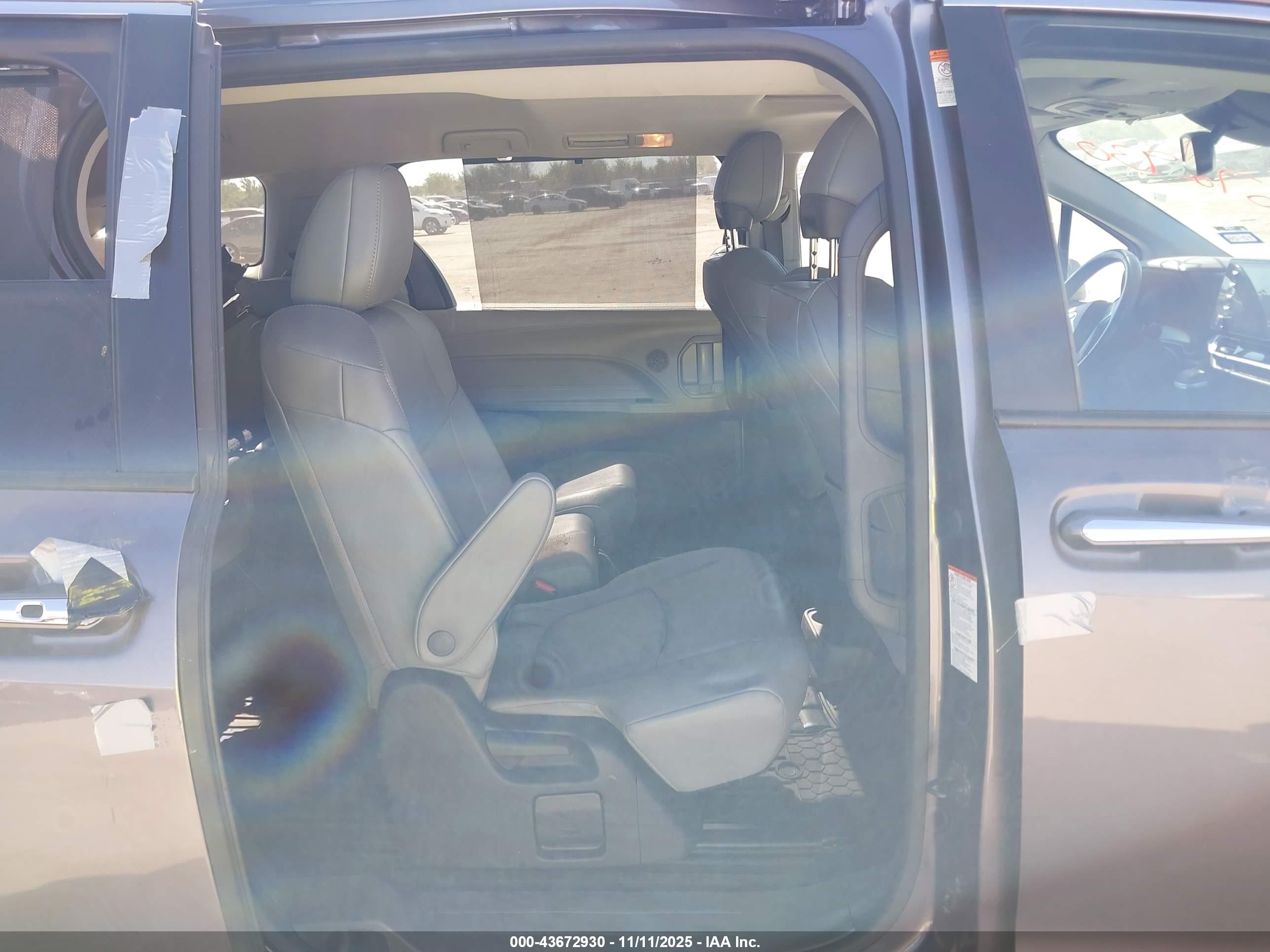 TOYOTA SIENNA image 8