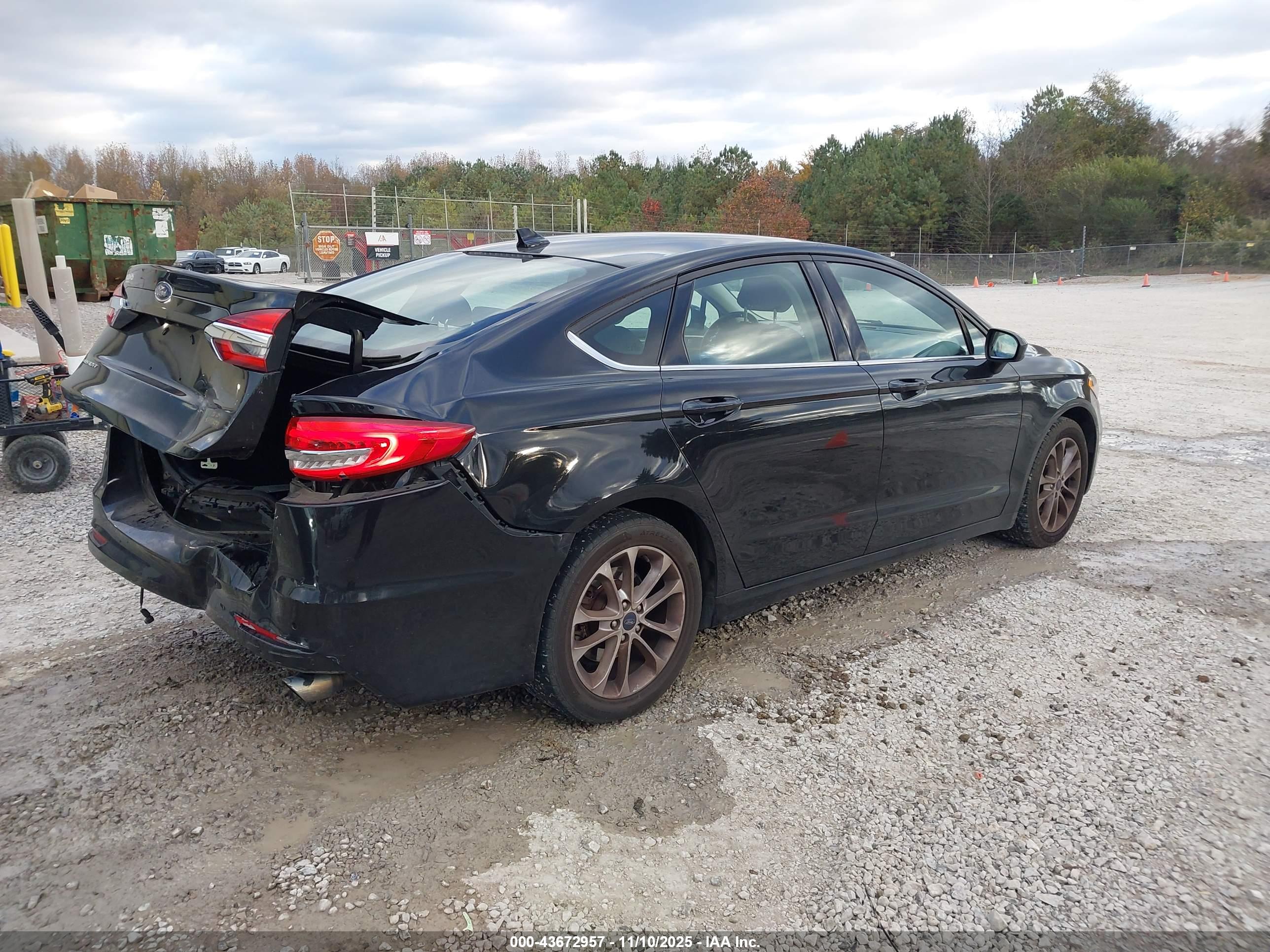 FORD FUSION image 4