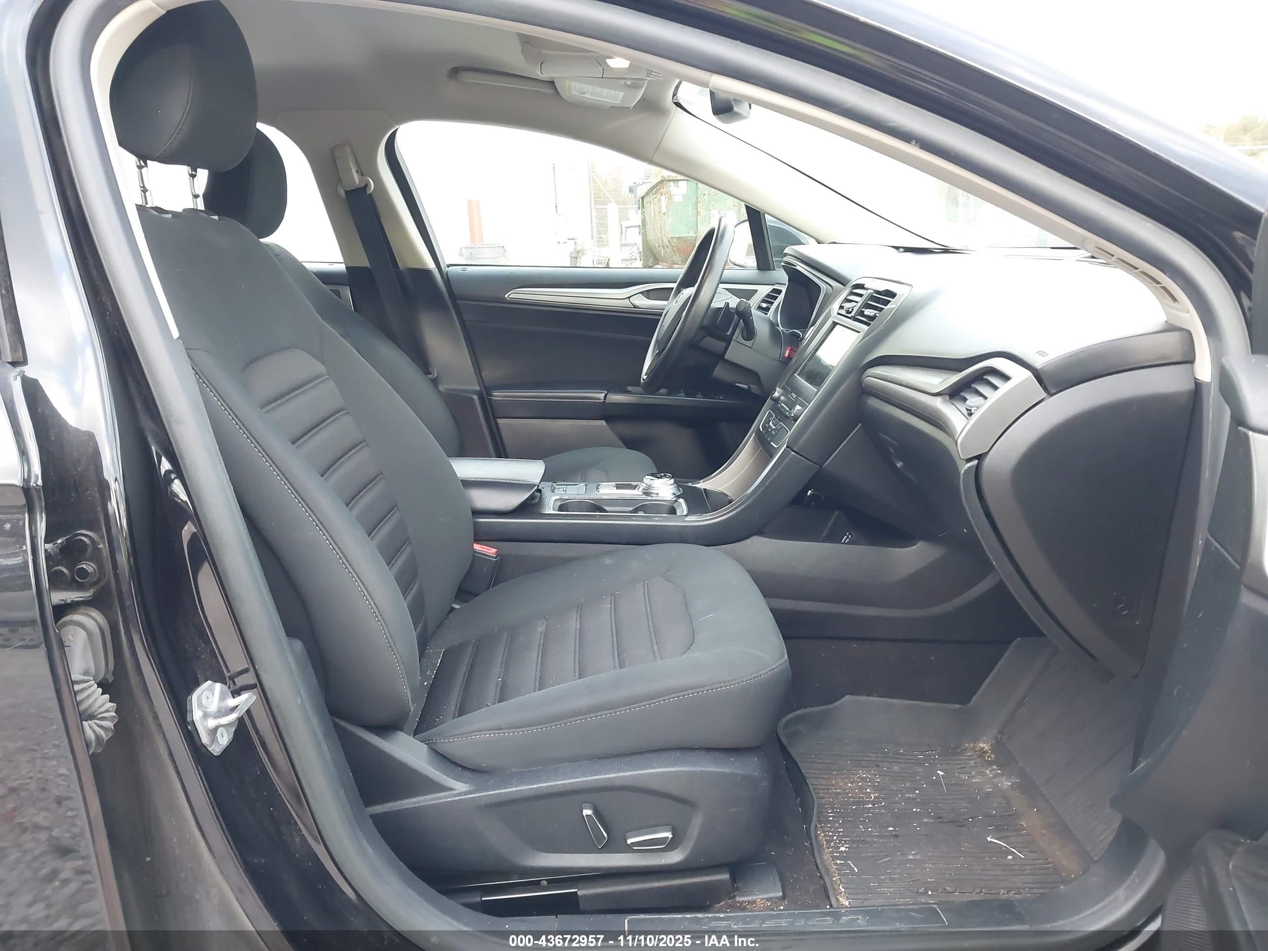FORD FUSION image 5