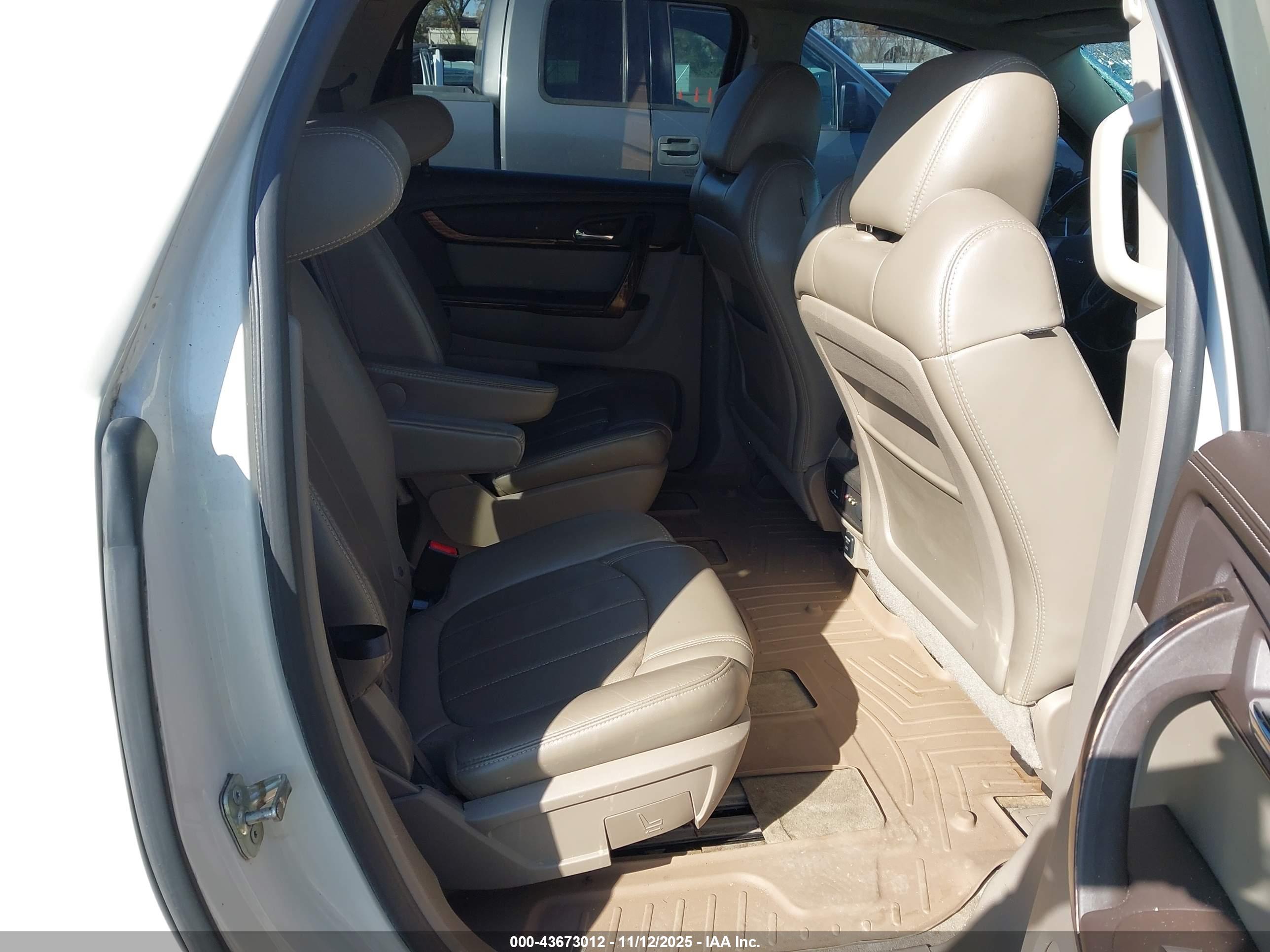 GMC ACADIA image 8