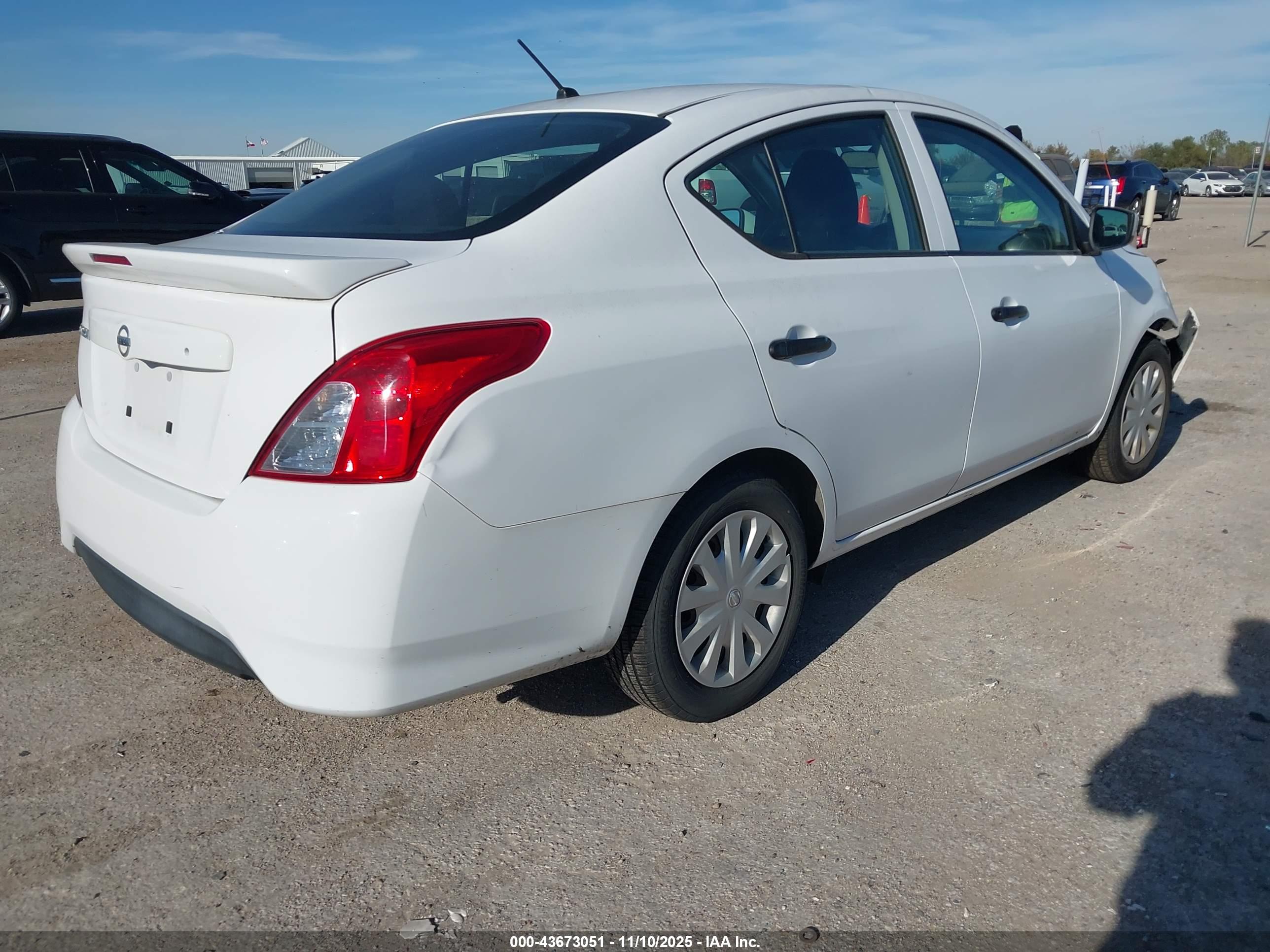 NISSAN VERSA image 4