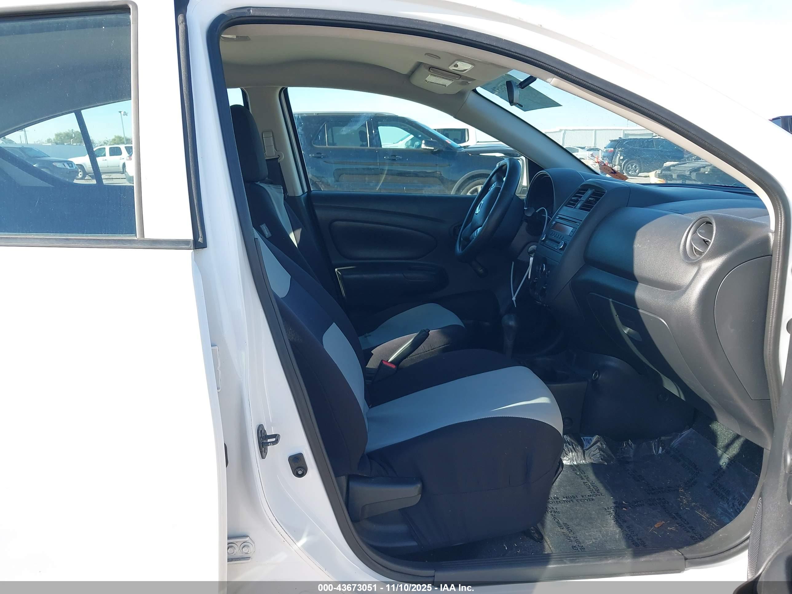 NISSAN VERSA image 5