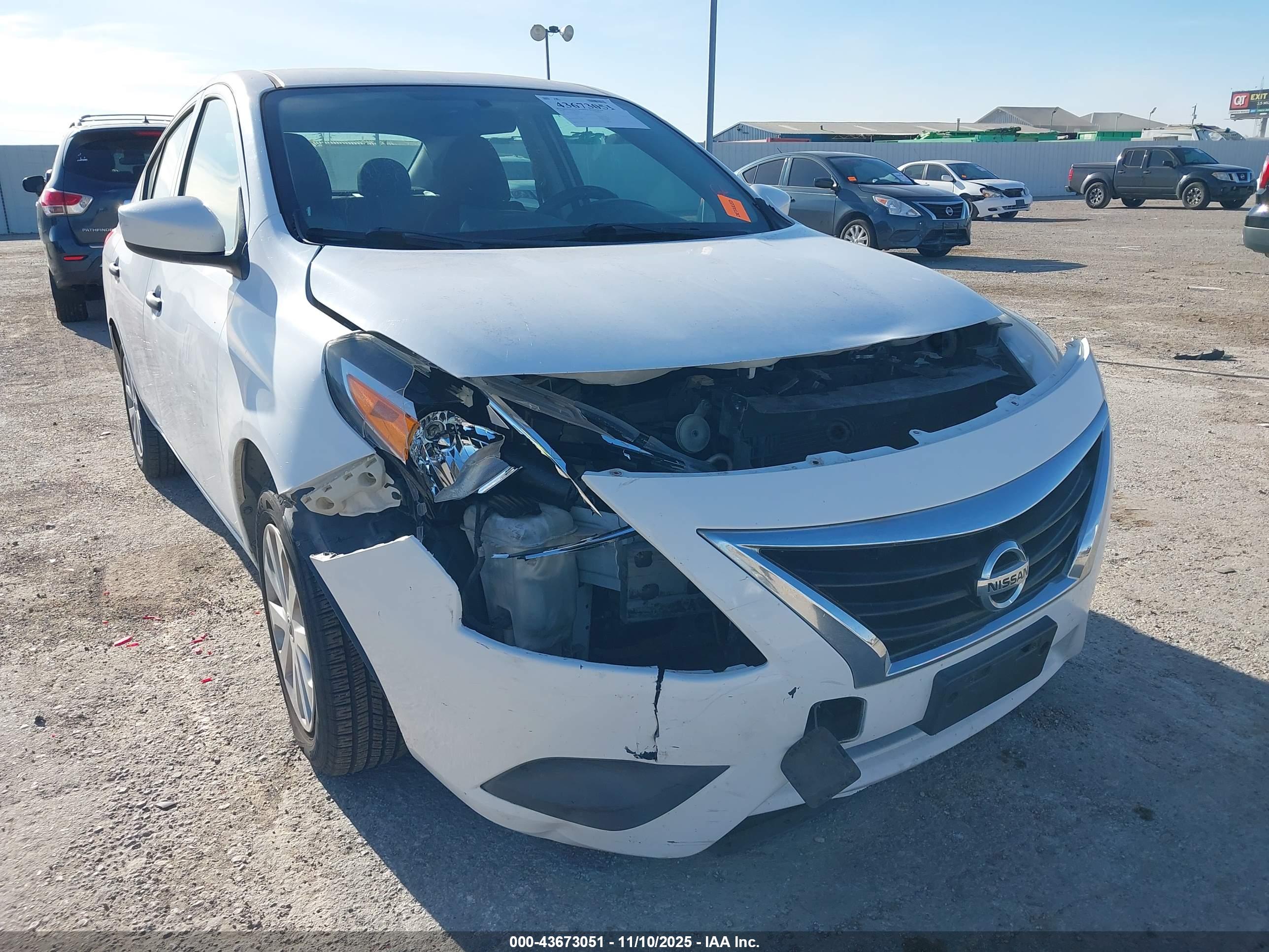 NISSAN VERSA image 6