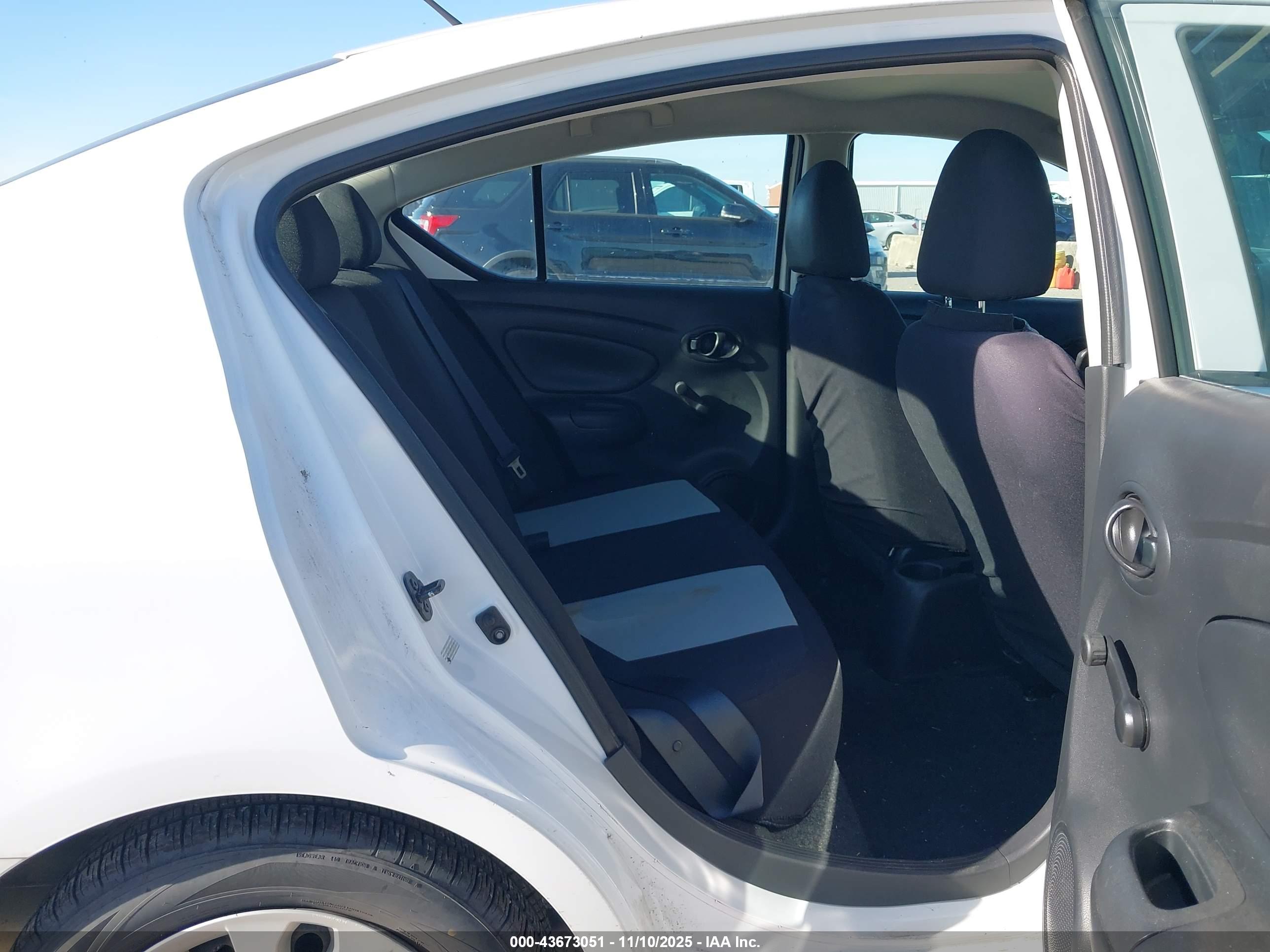 NISSAN VERSA image 8