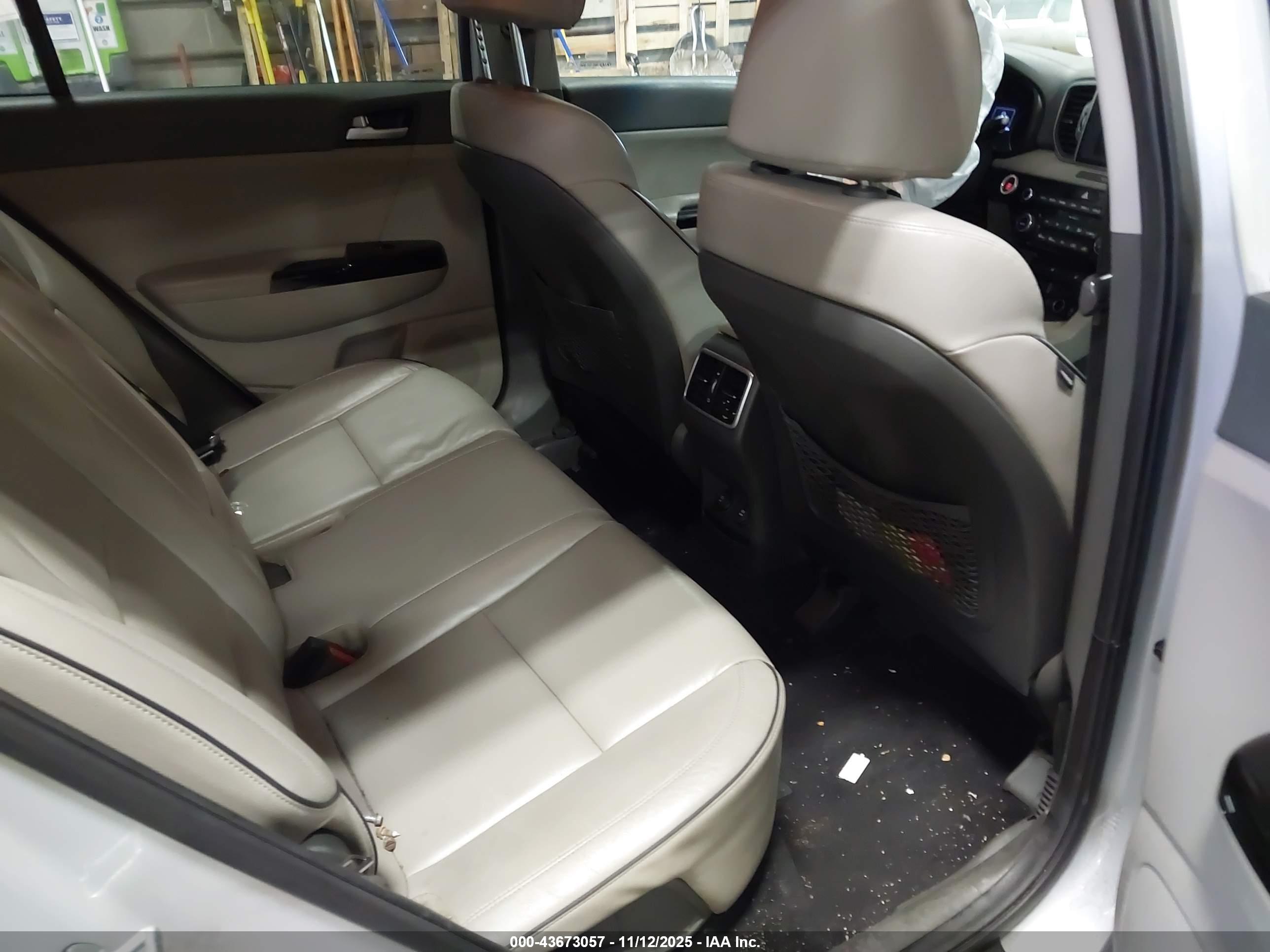 KIA SPORTAGE image 8