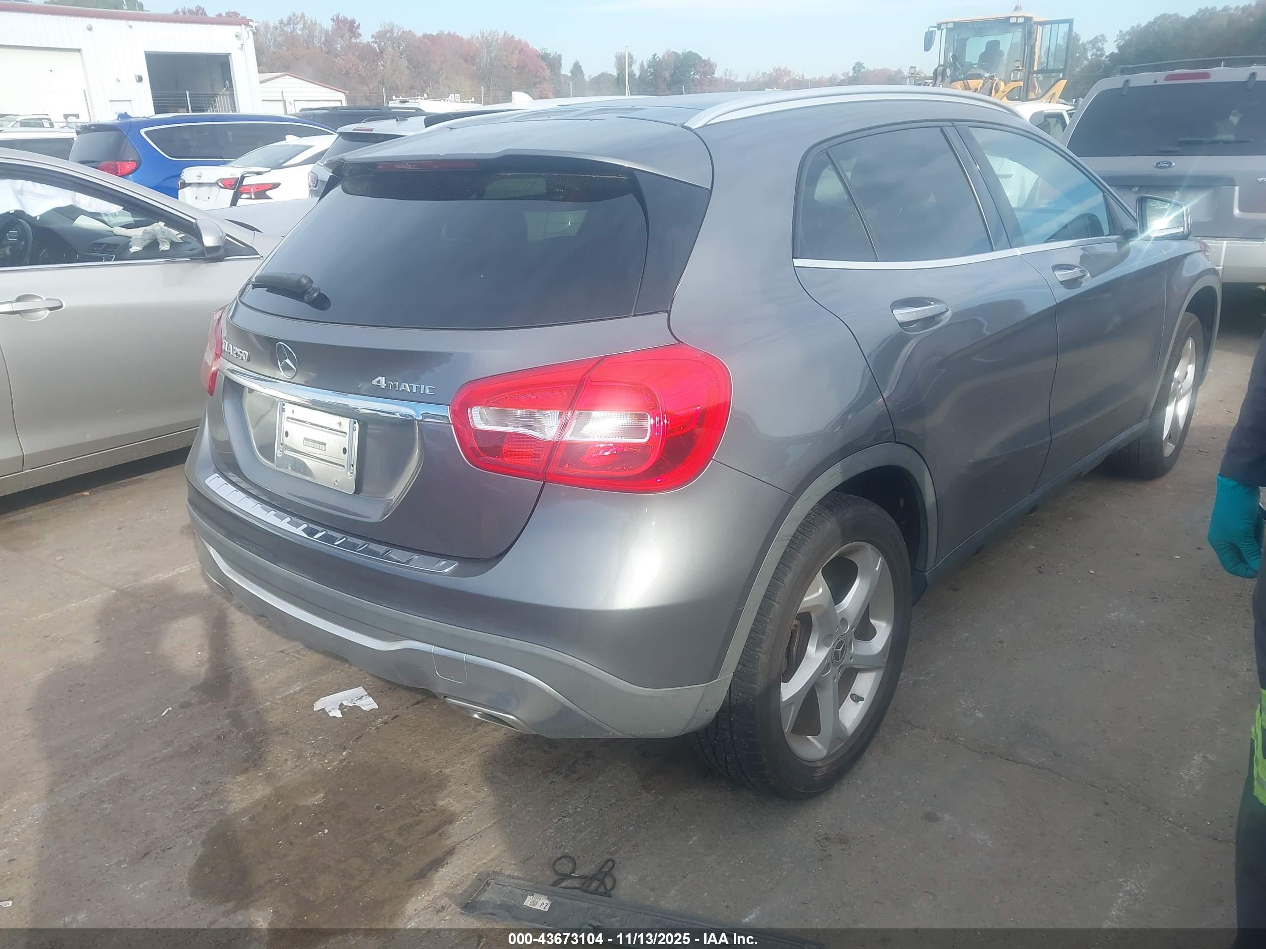 MERCEDES-BENZ GLA image 4