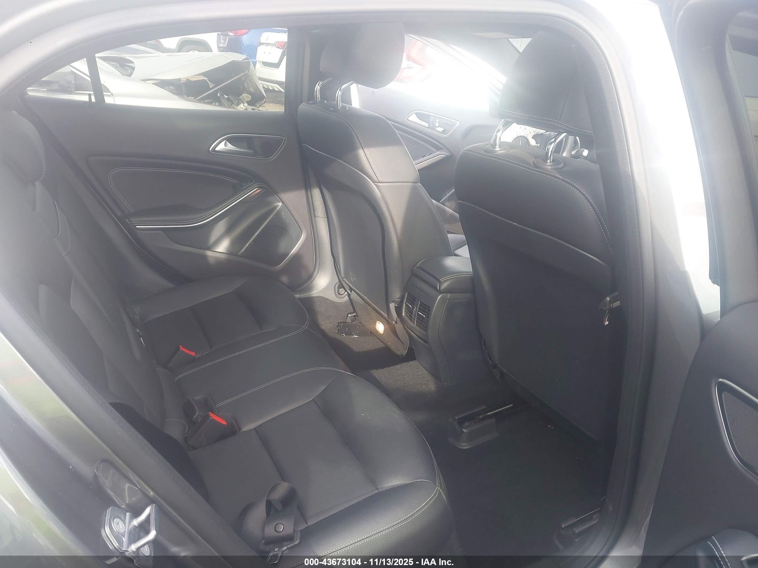 MERCEDES-BENZ GLA image 8