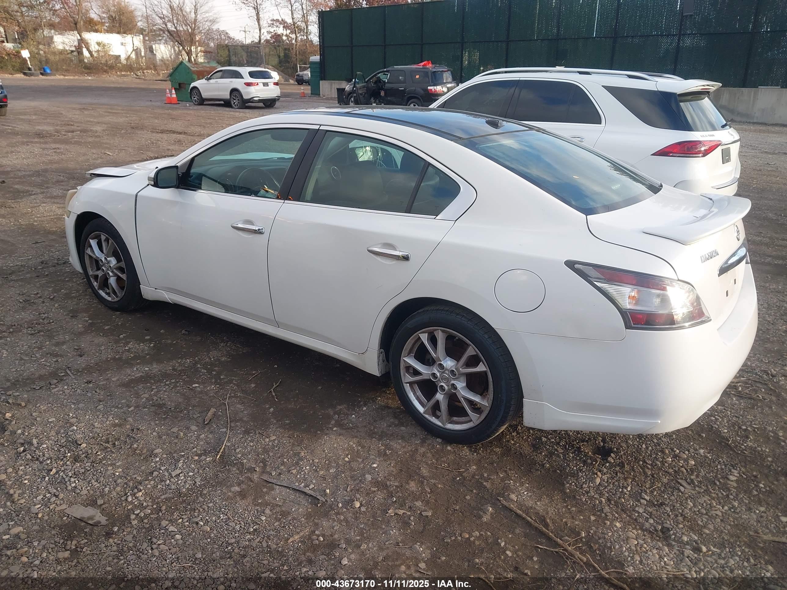NISSAN MAXIMA image 3
