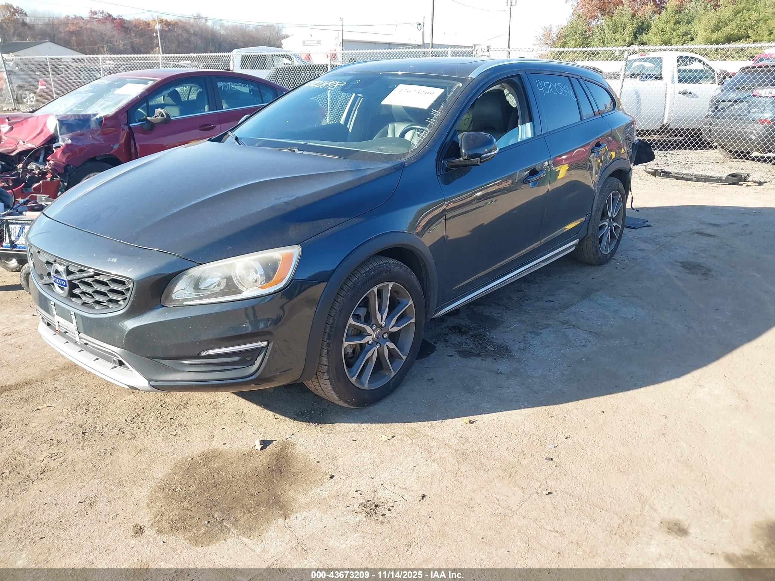 VOLVO V60 image 2