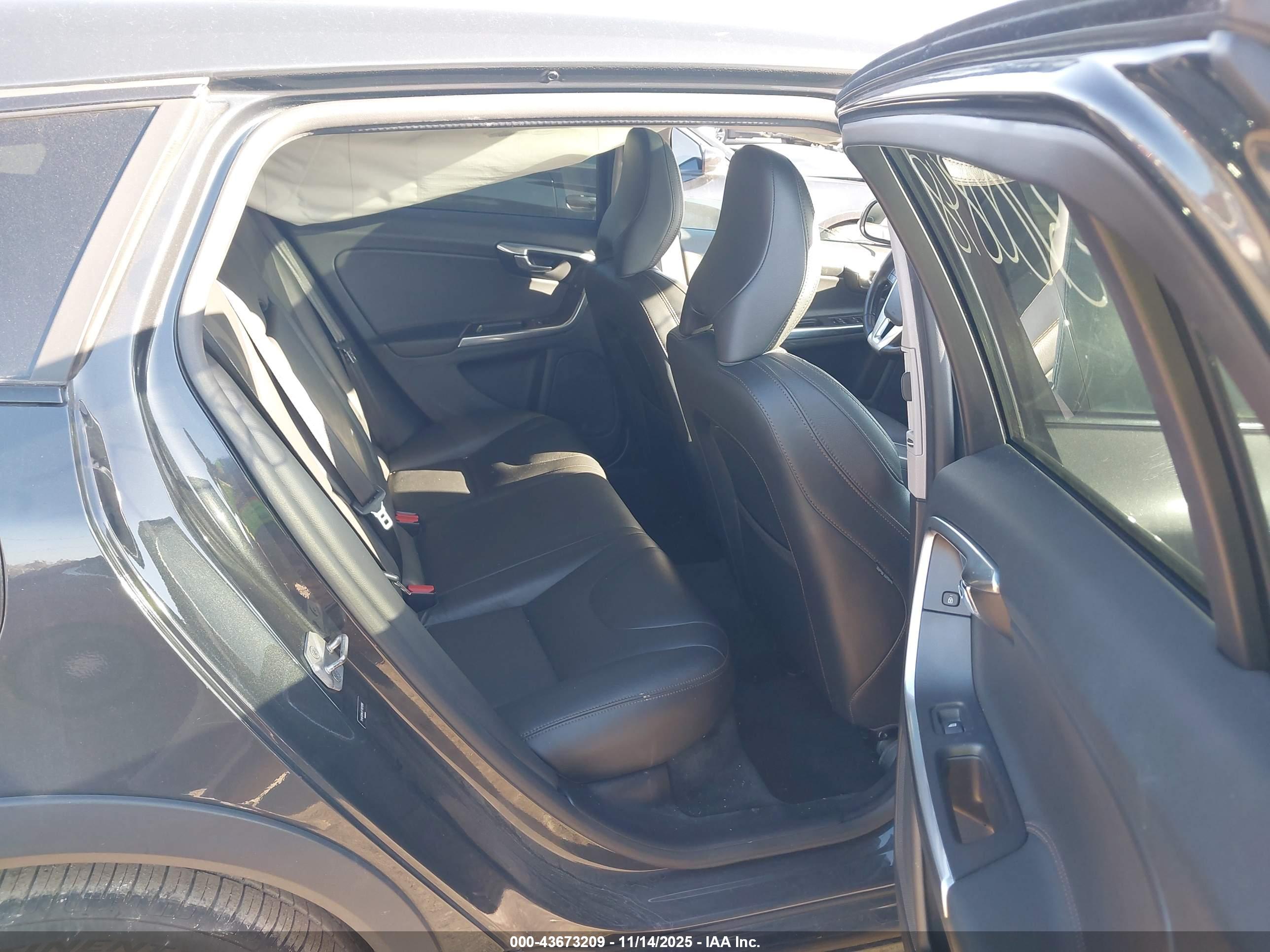 VOLVO V60 image 8